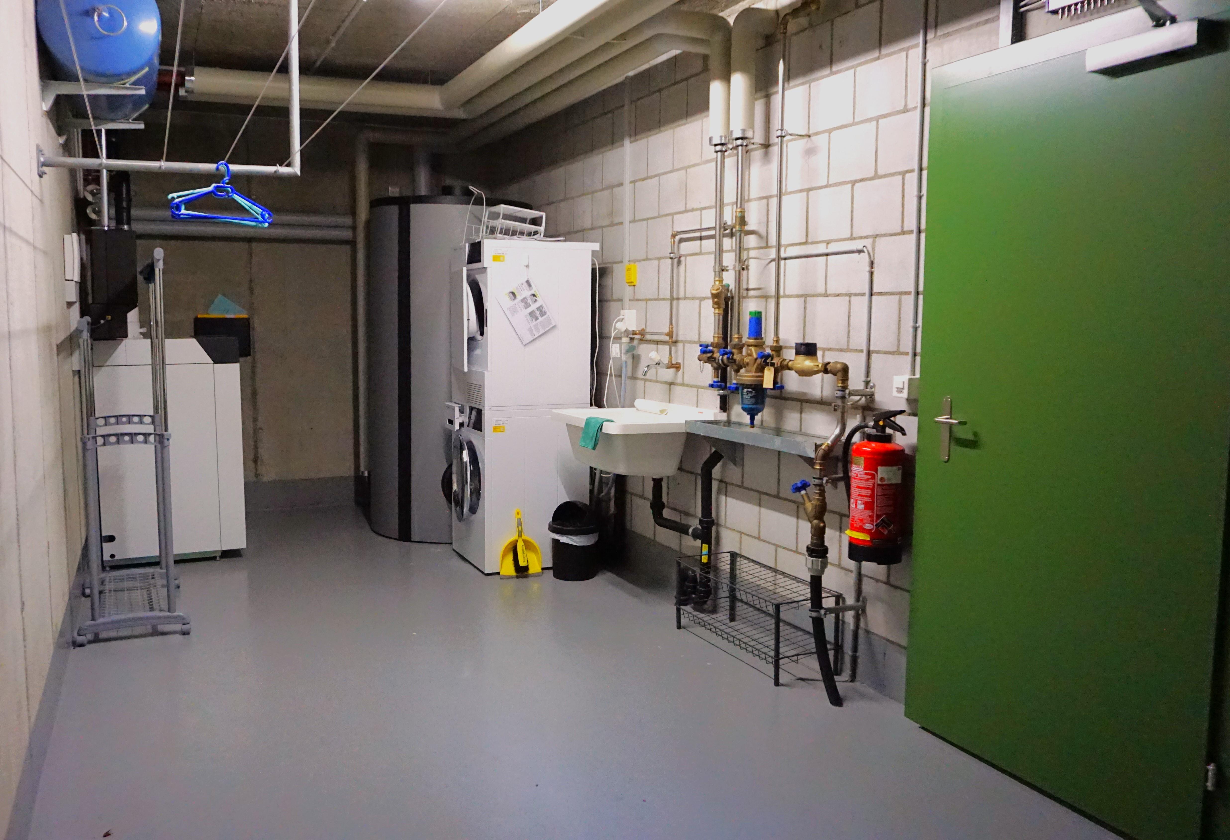 Waschküche mit Wäscheleine Waschküche mit Wäscheleine