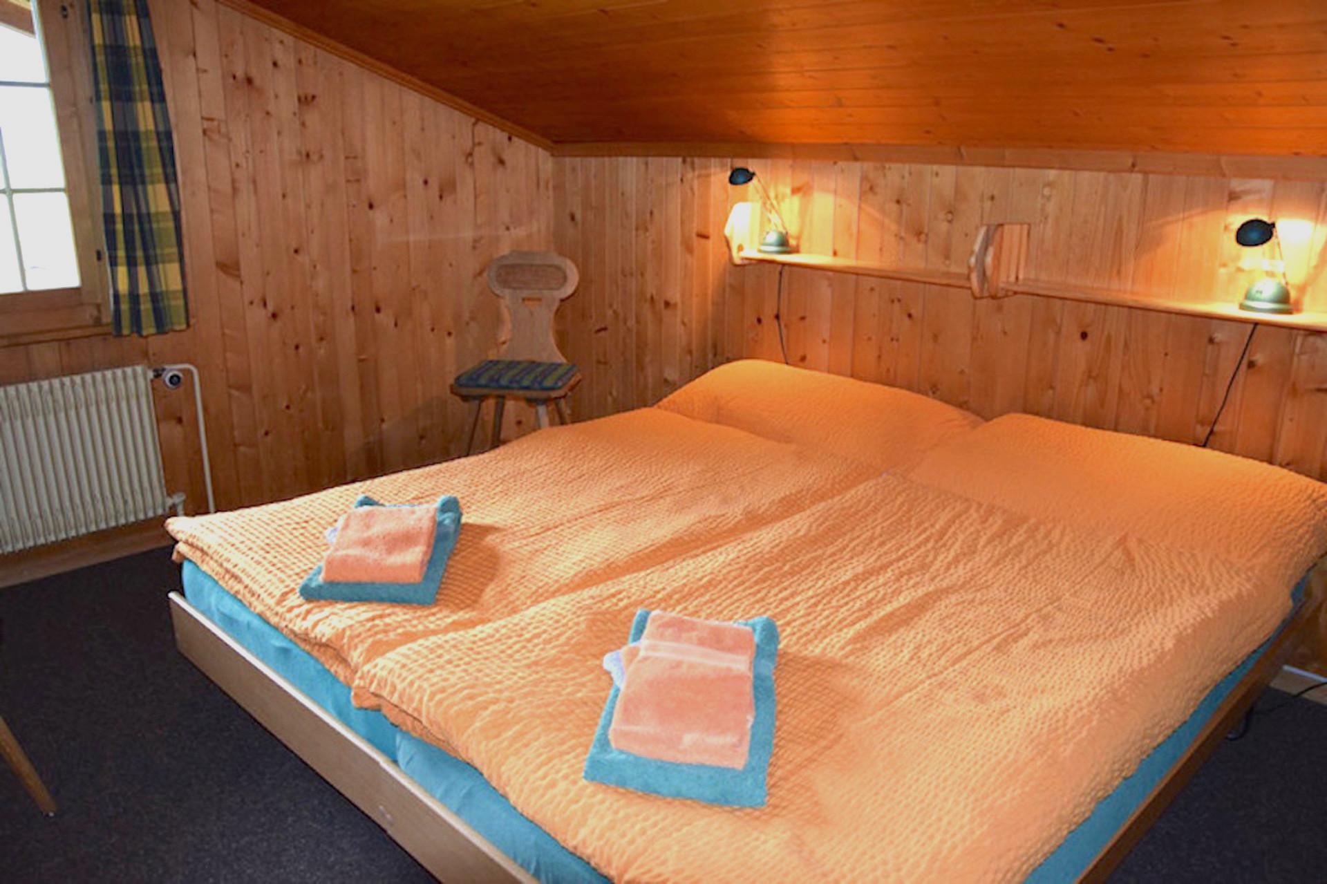 Schlafzimmer rechts im OG. Schlafzimmer rechts im OG.