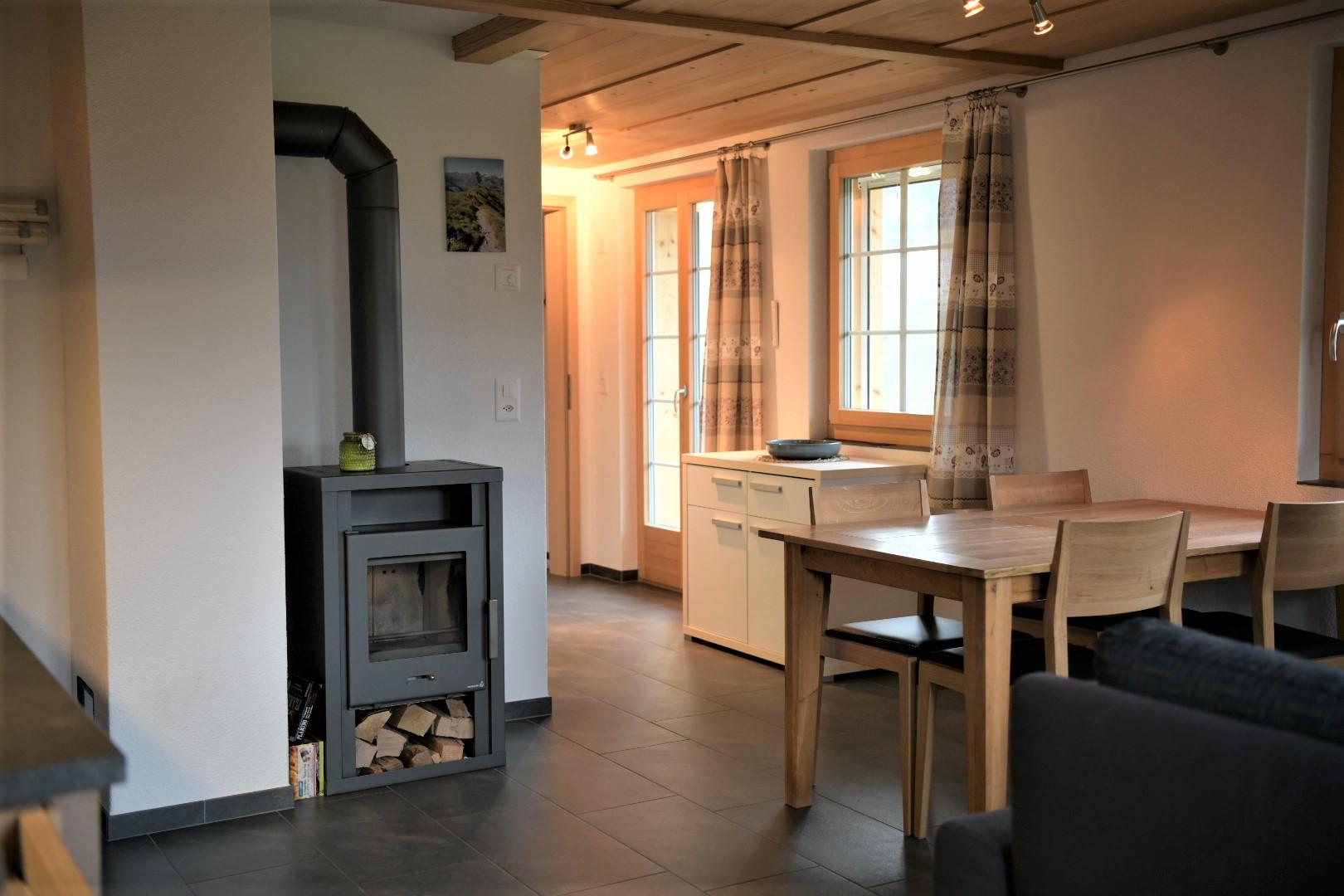 Wohn- und Esszimmer mit Schwedenofen Wohn- und Esszimmer mit Schwedenofen