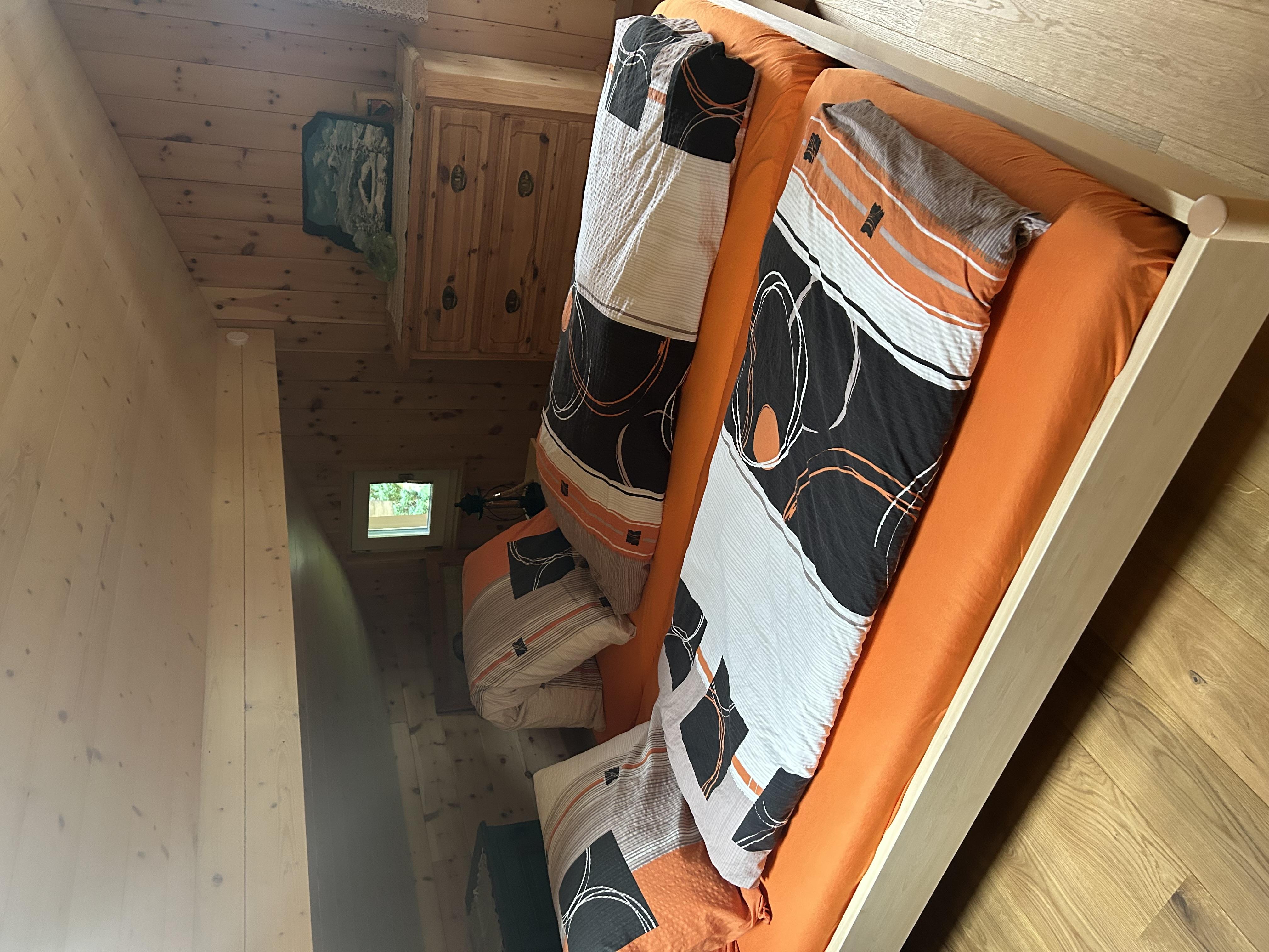 Schlafstube mit zwei Betten und Kommode Schlafstube mit zwei Betten und Kommode