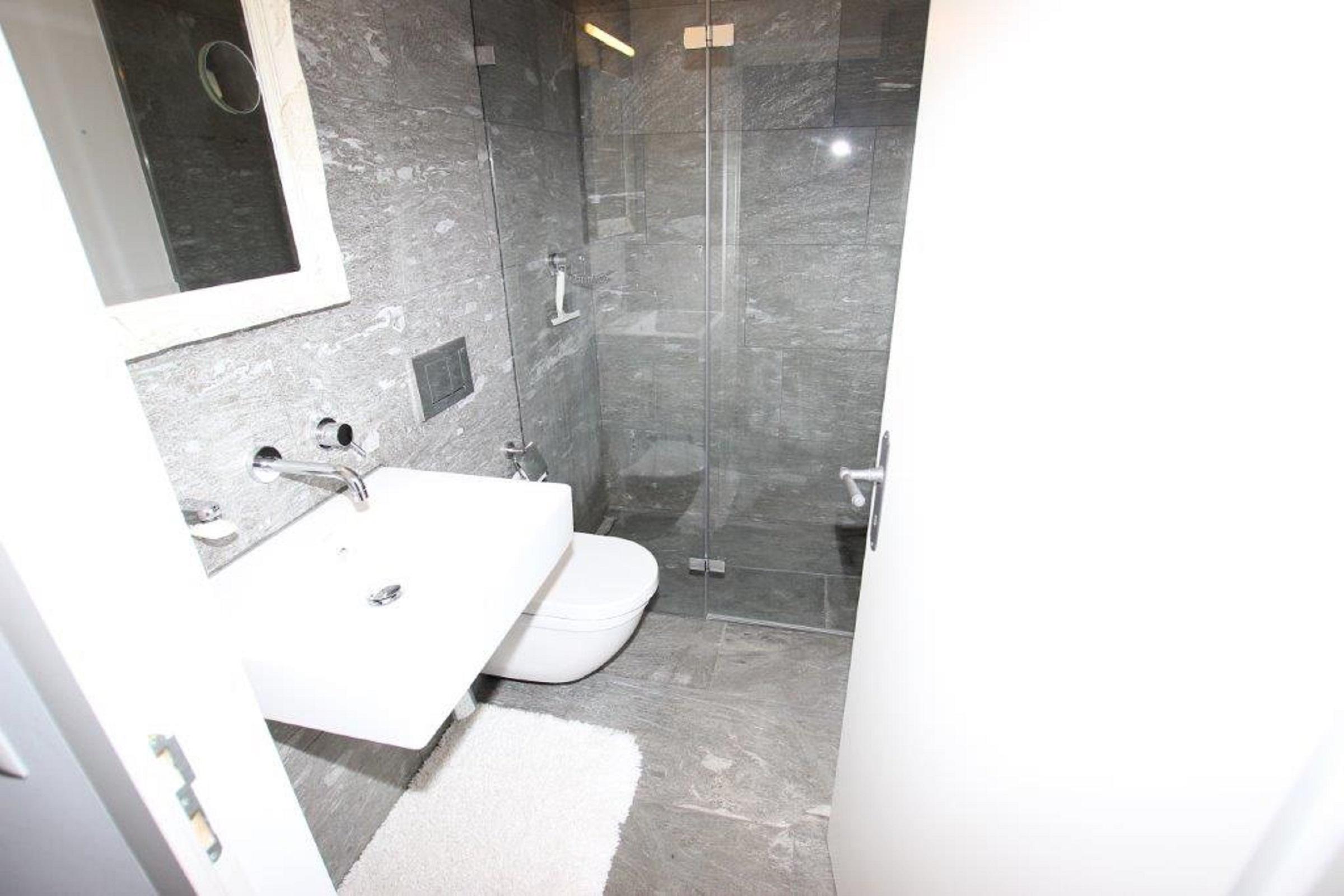 Badezimmer mit Dusche Badezimmer mit Dusche