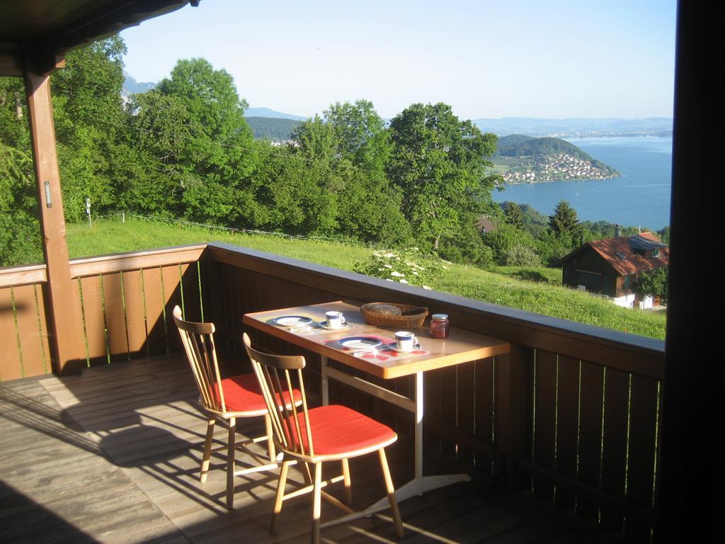 Frühstück auf dem Balkon Frühstück auf dem Balkon