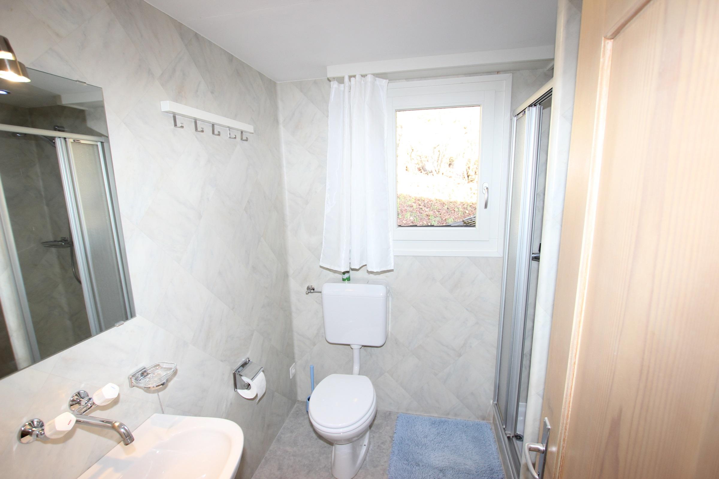 Badezimmer mit Dusche im OG Badezimmer mit Dusche im OG