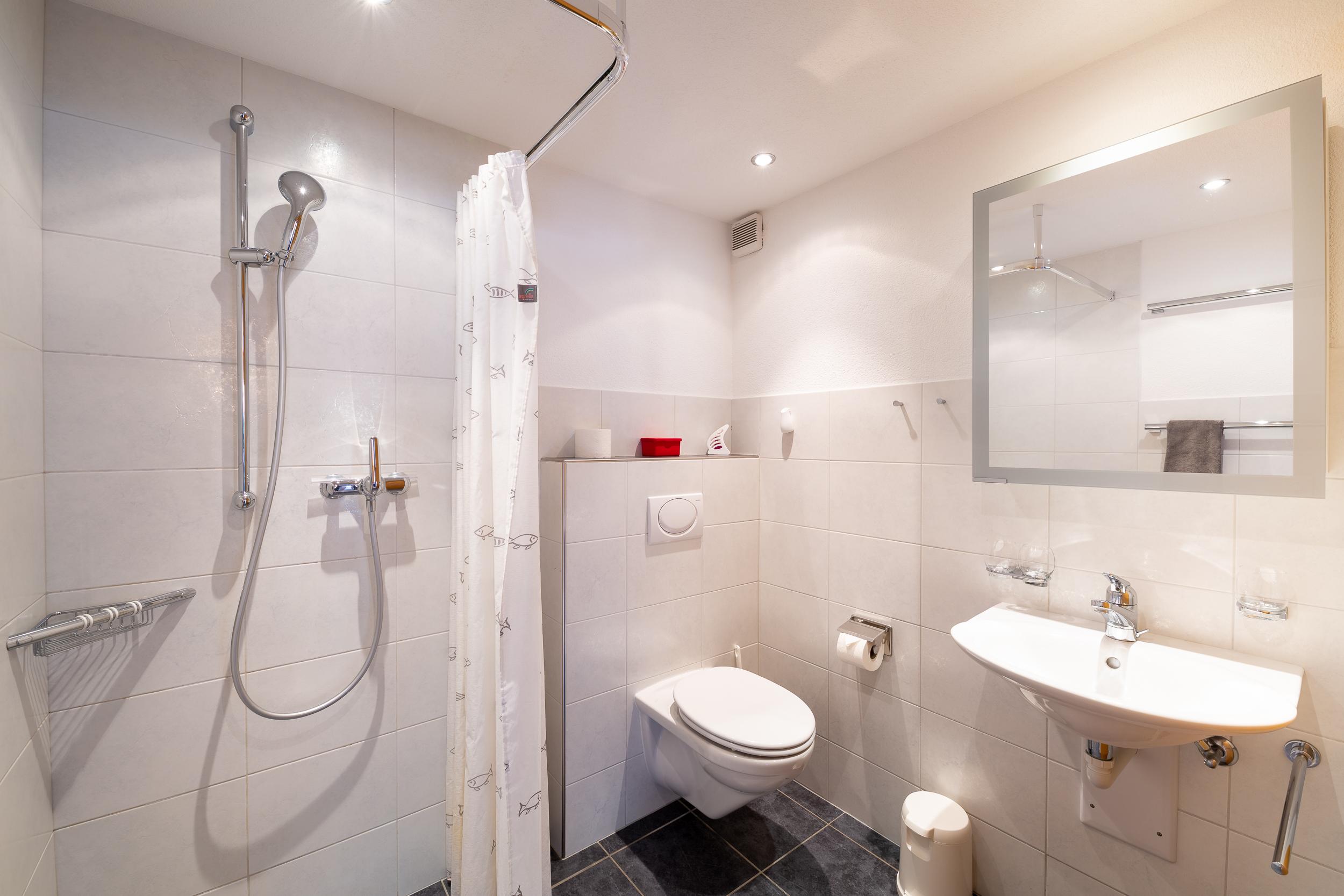 Badezimmer mit randloser Dusche Badezimmer mit randloser Dusche