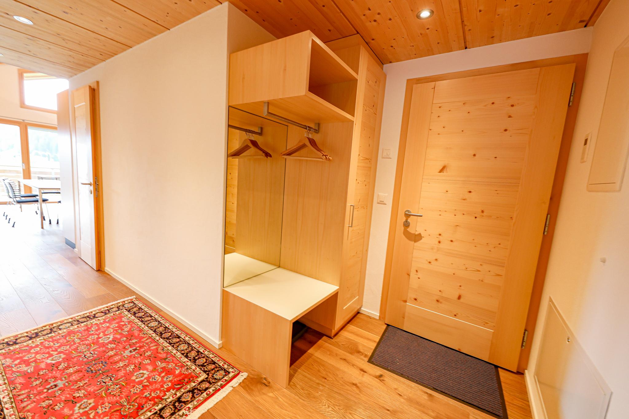 Eingang mit Garderobe Eingang mit Garderobe