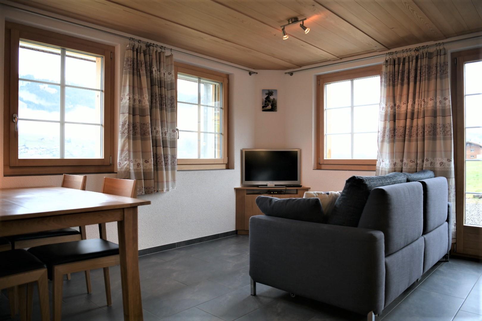 Ausziehsofa für zwei Personen & Satelliten-TV Ausziehsofa für zwei Personen & Satelliten-TV