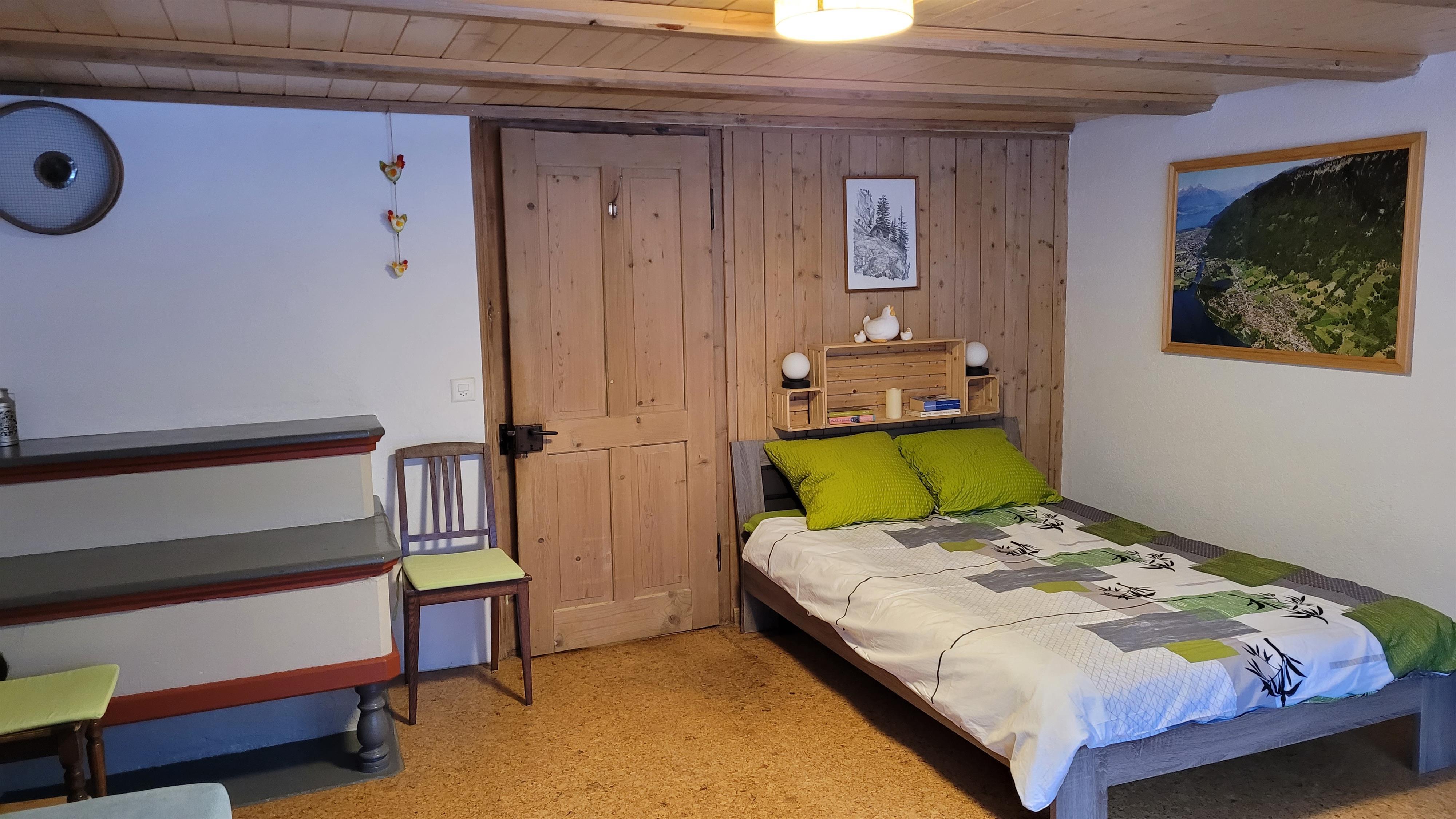 Bett und alter Ofen Bett und alter Ofen