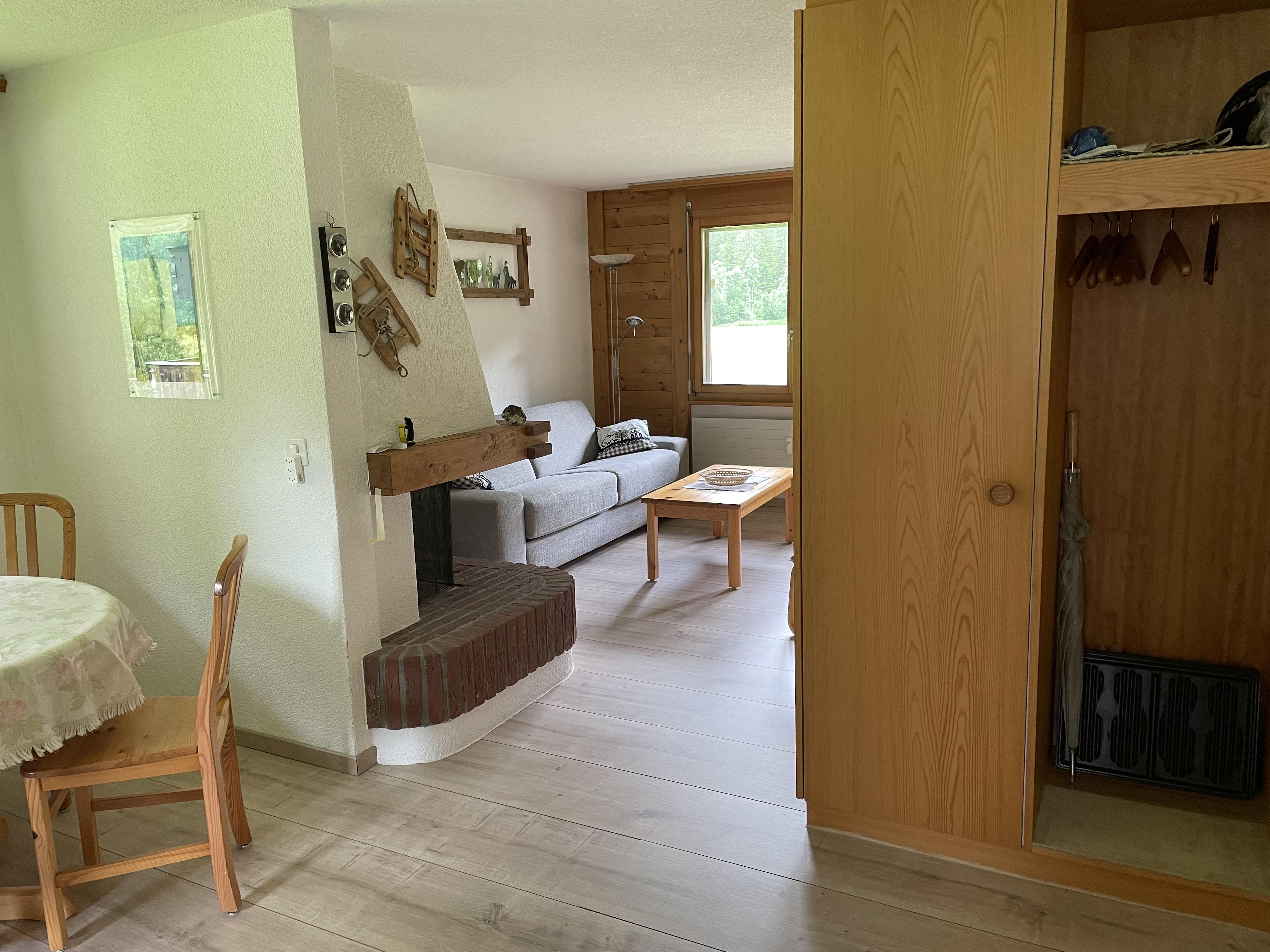 Garderobe mit Sicht ins Wohnzimmer Garderobe mit Sicht ins Wohnzimmer