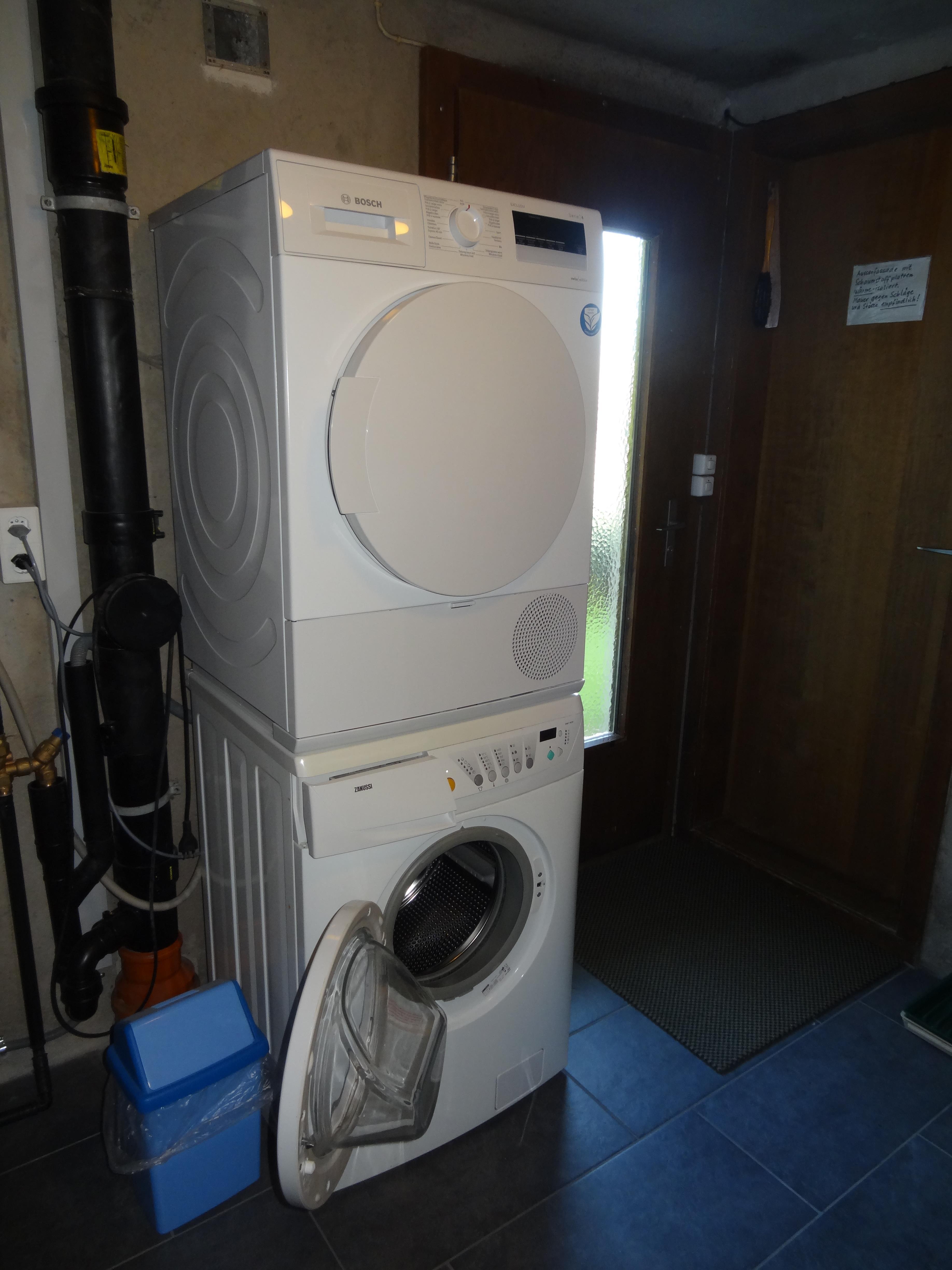 20 Waschmaschine mit Trockner im Vorraum 20 Waschmaschine mit Trockner im Vorraum