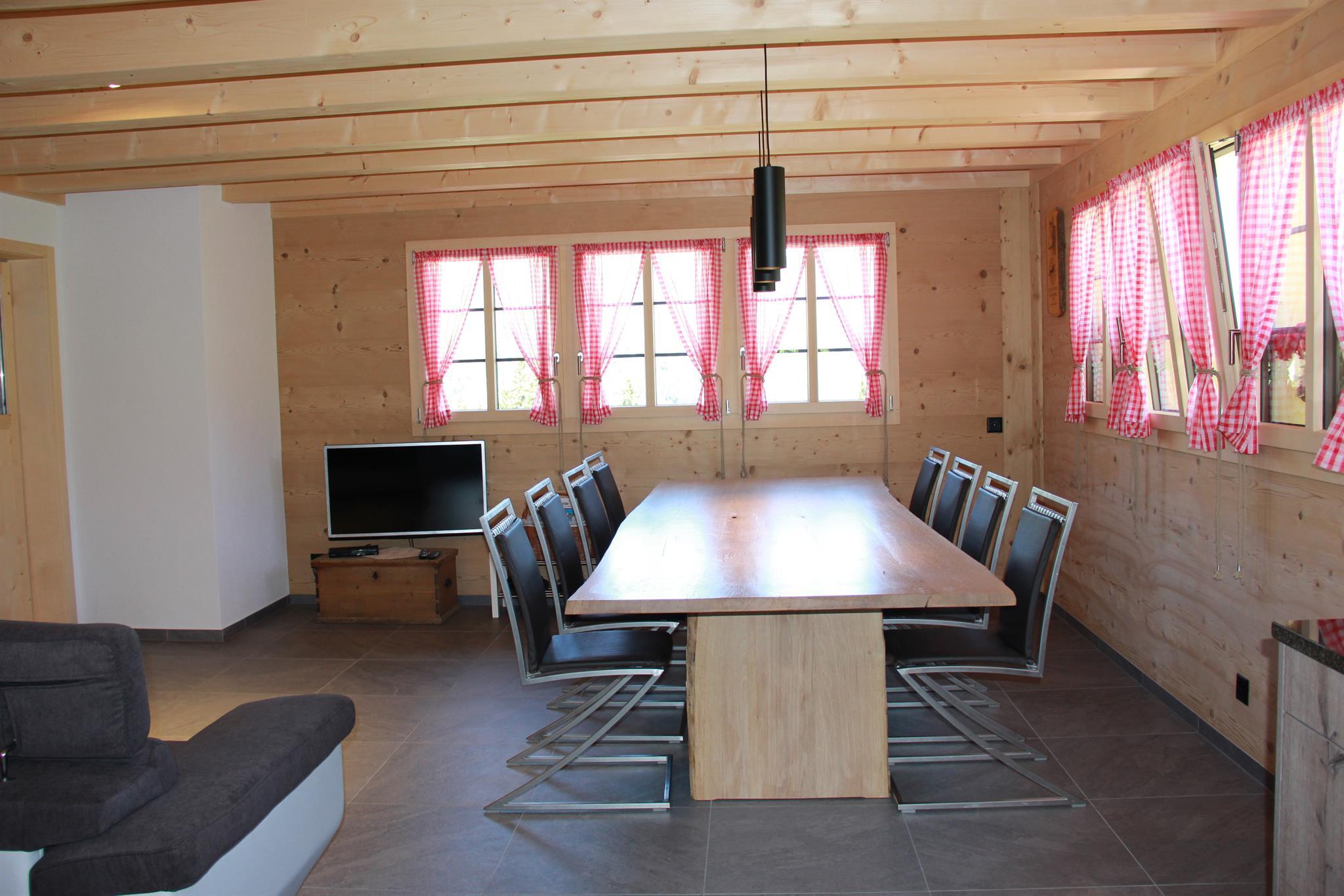 Esstisch und Fernseher Esstisch und Fernseher