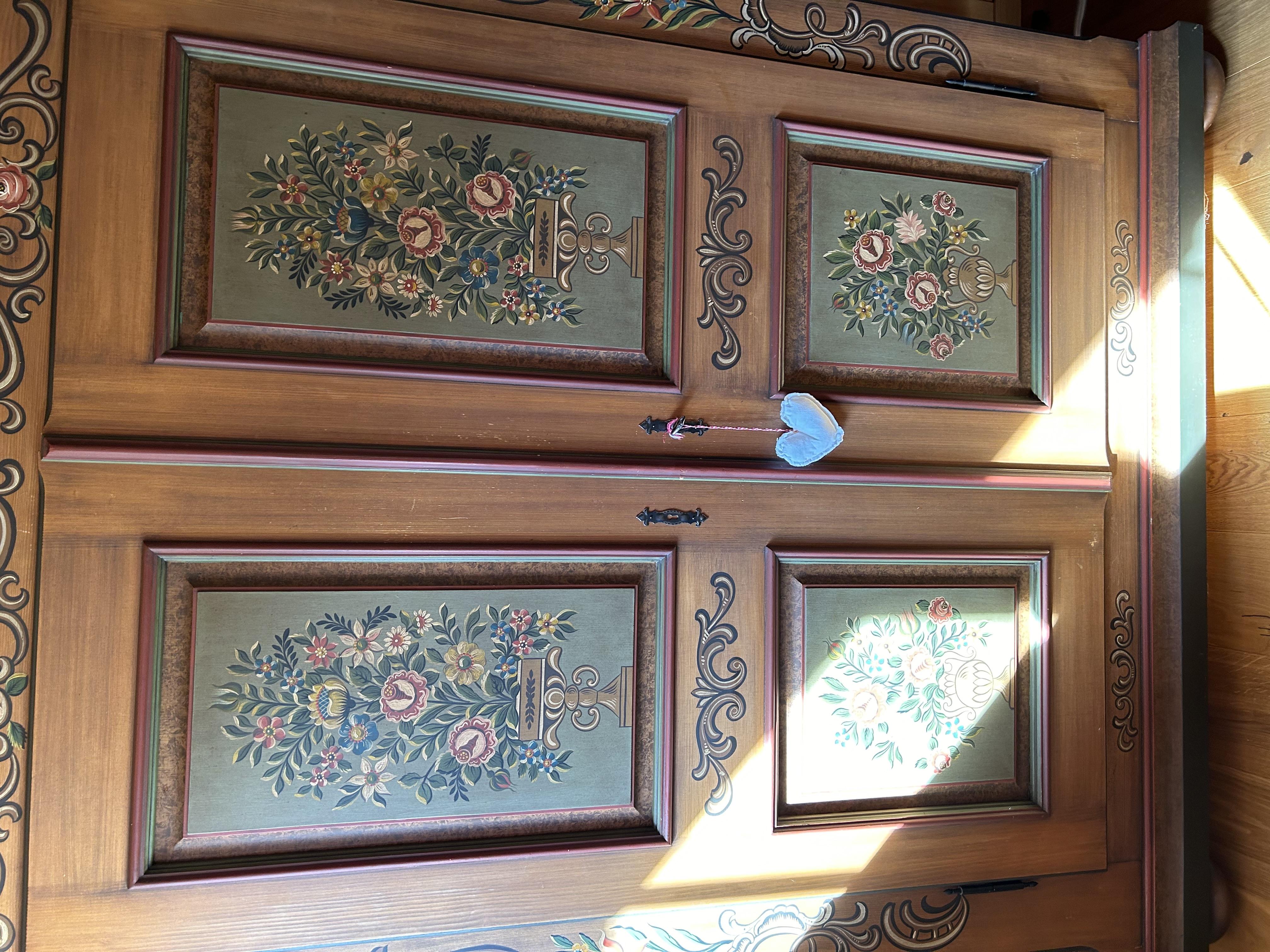 Schrank im Essraum Schrank im Essraum