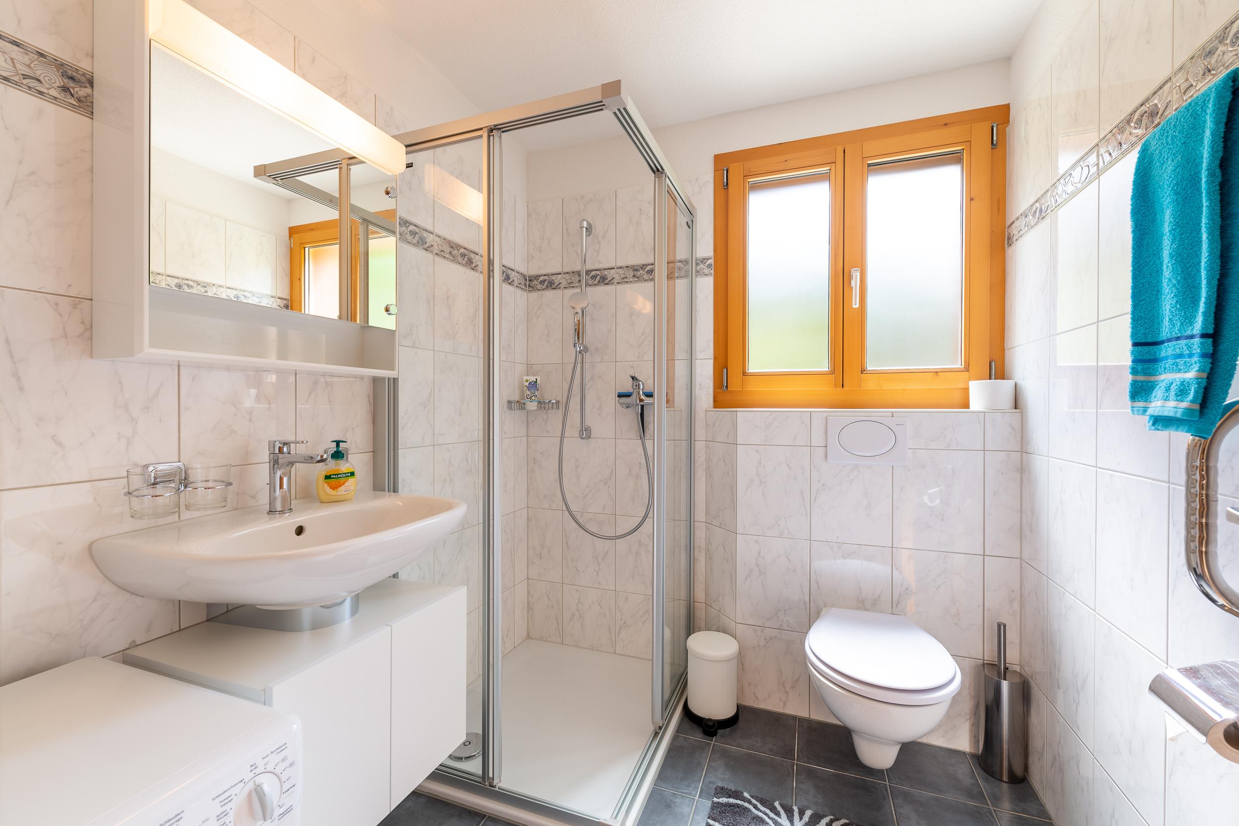 Badezimmer mit Waschmaschine Badezimmer mit Waschmaschine