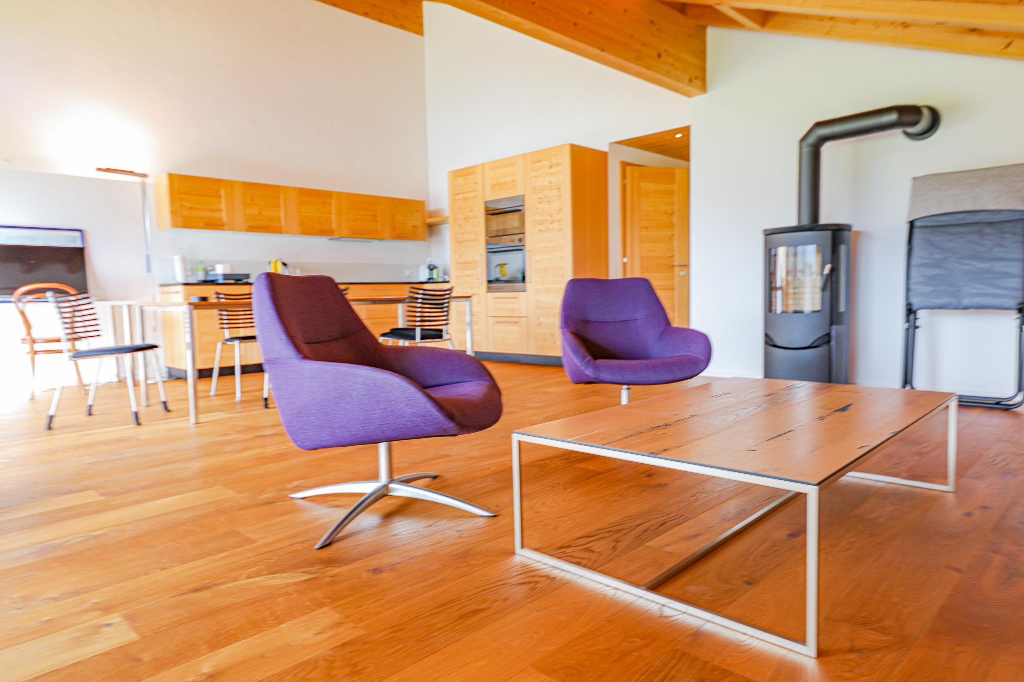 Wohnzimmer mit Küche im Hintergrund Wohnzimmer mit Küche im Hintergrund