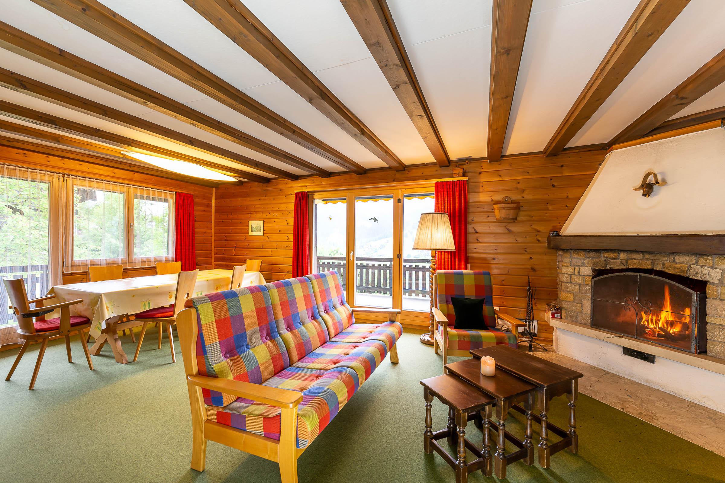 Wohnraum mit Essplatz Wohnraum mit Essplatz