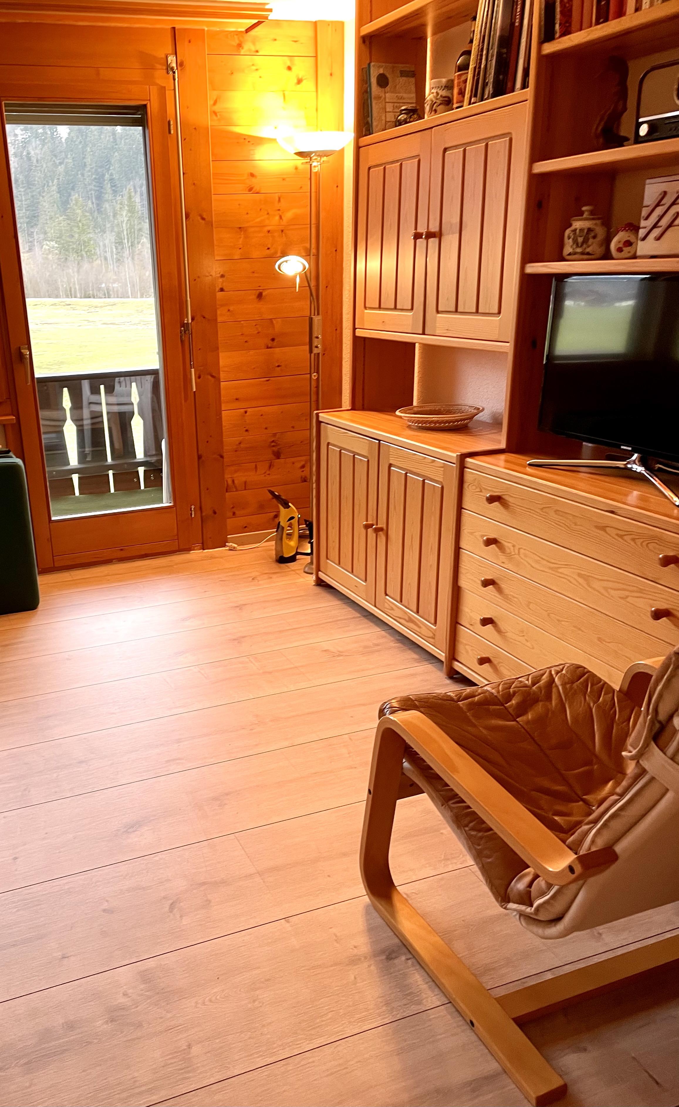 Wohnzimmer mit Büchergestell und Fernseher, Radio Wohnzimmer mit Büchergestell und Fernseher, Radio