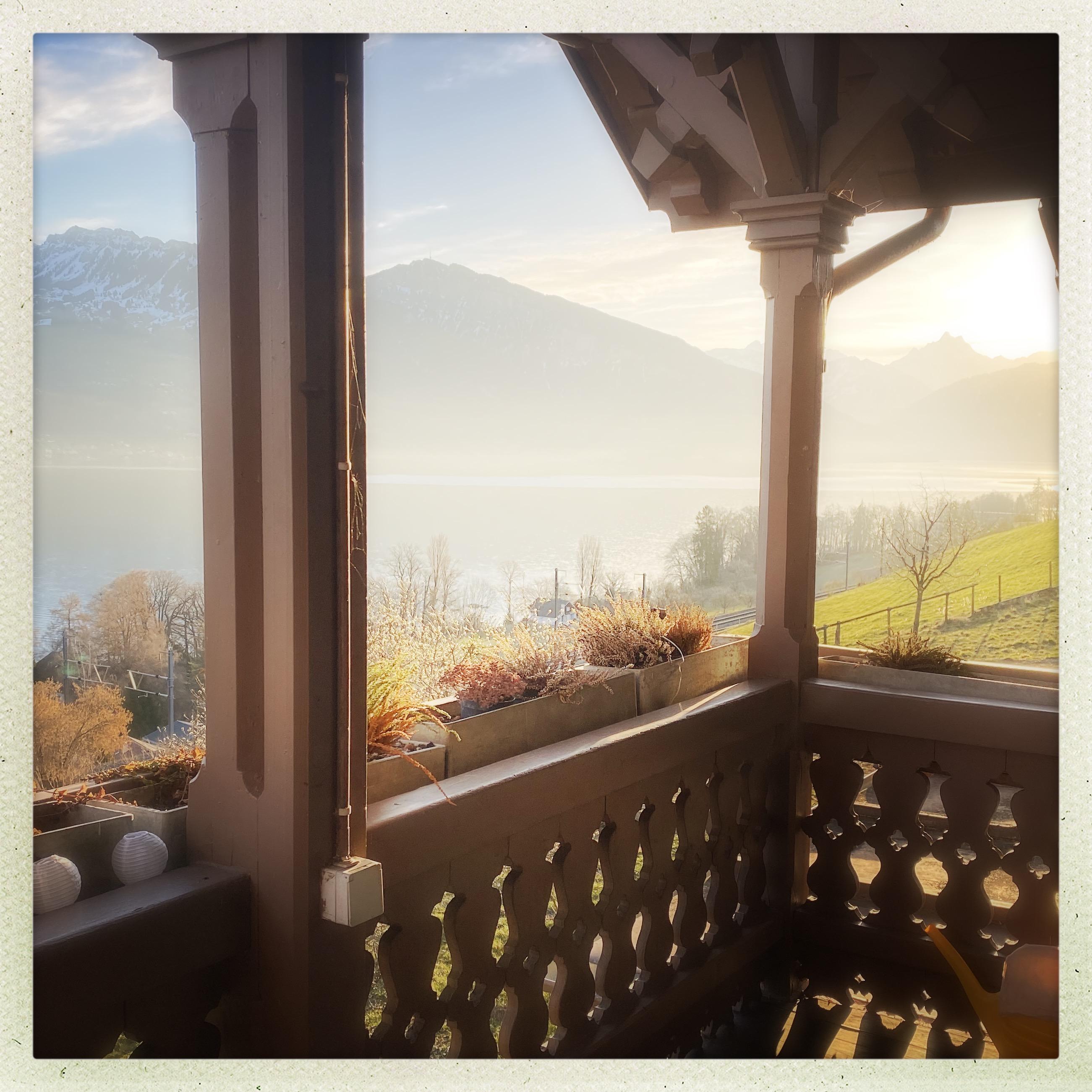 Balkon mit Sicht auf Berge und See