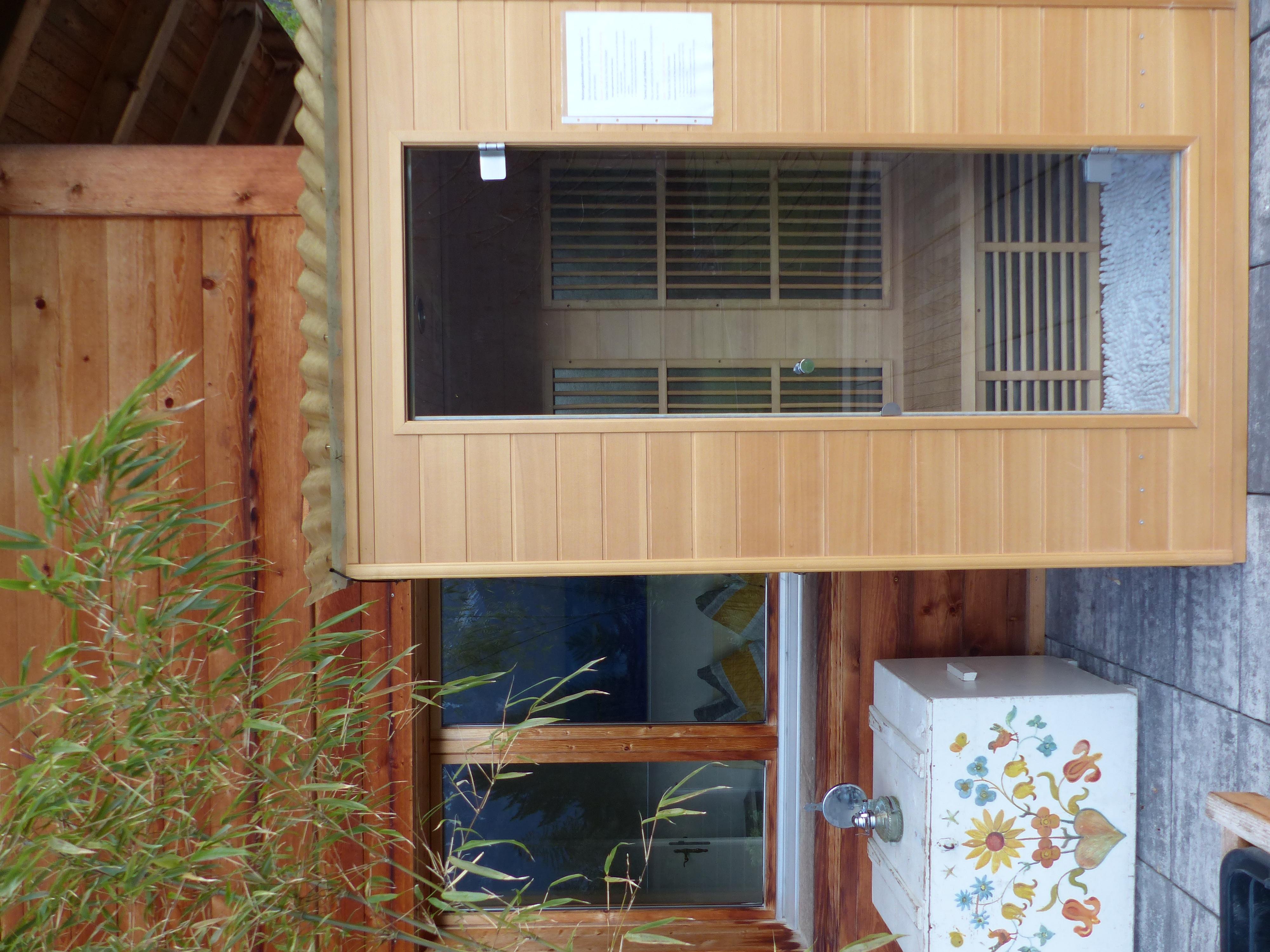 Infrarotkabine auf der Terrasse Infrarotkabine auf der Terrasse