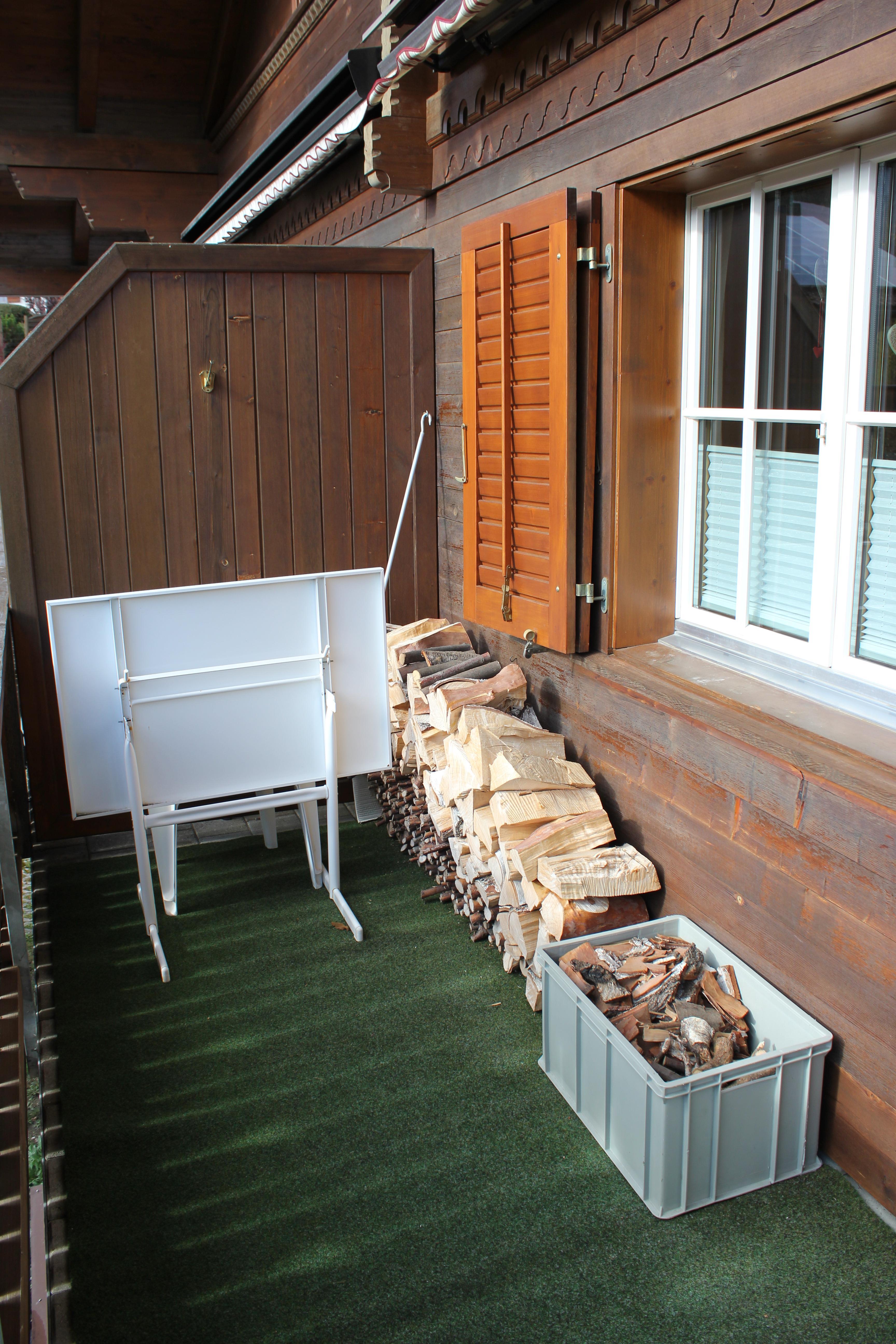 Balkon mit Feuerholz Balkon mit Feuerholz