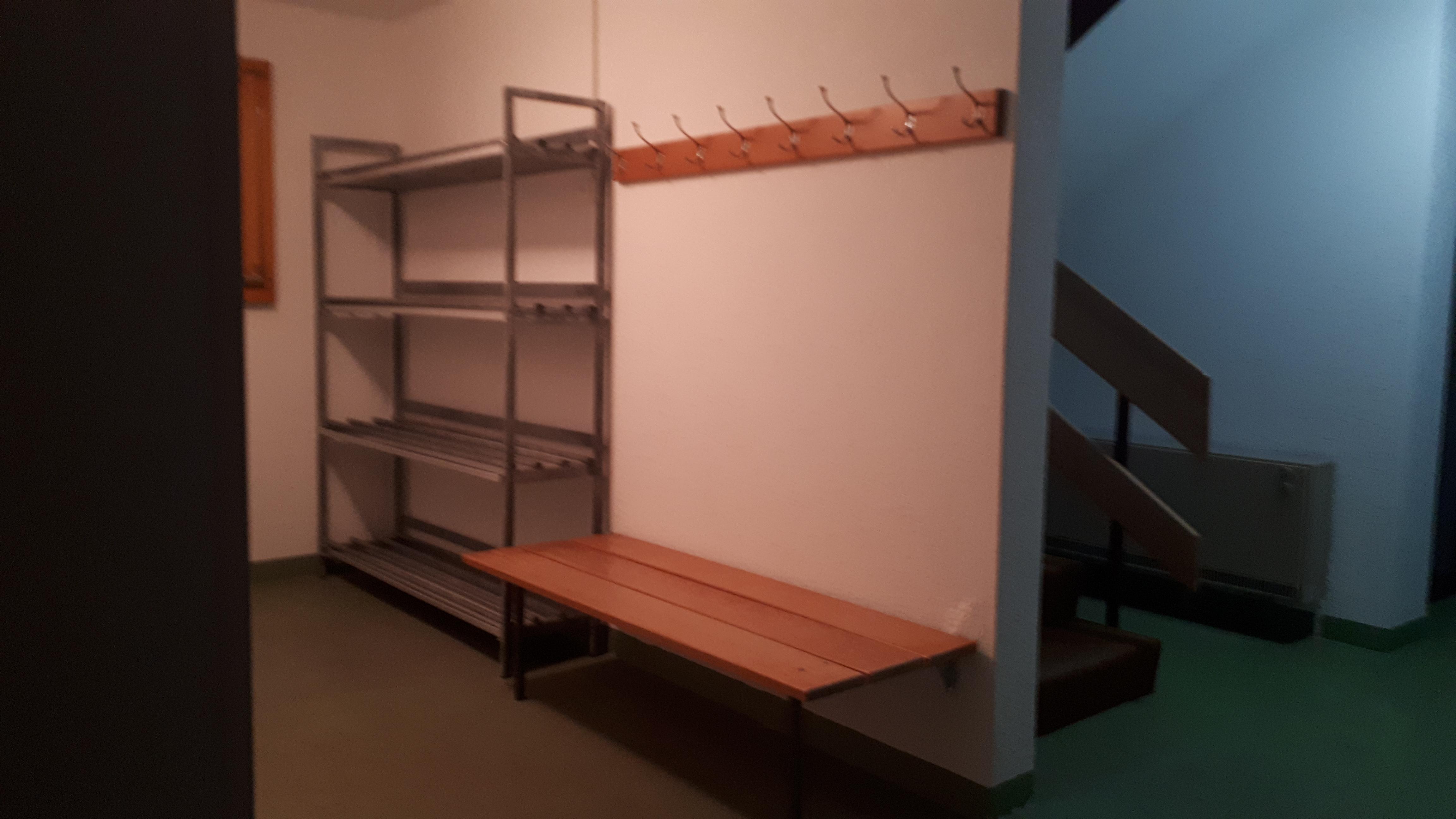 Schuhregal mit Steckdose im Sous-sol Schuhregal mit Steckdose im Sous-sol