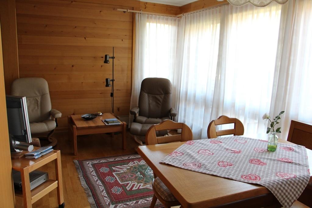 Esstisch mit anschliessendem Wohnteil Esstisch mit anschliessendem Wohnteil