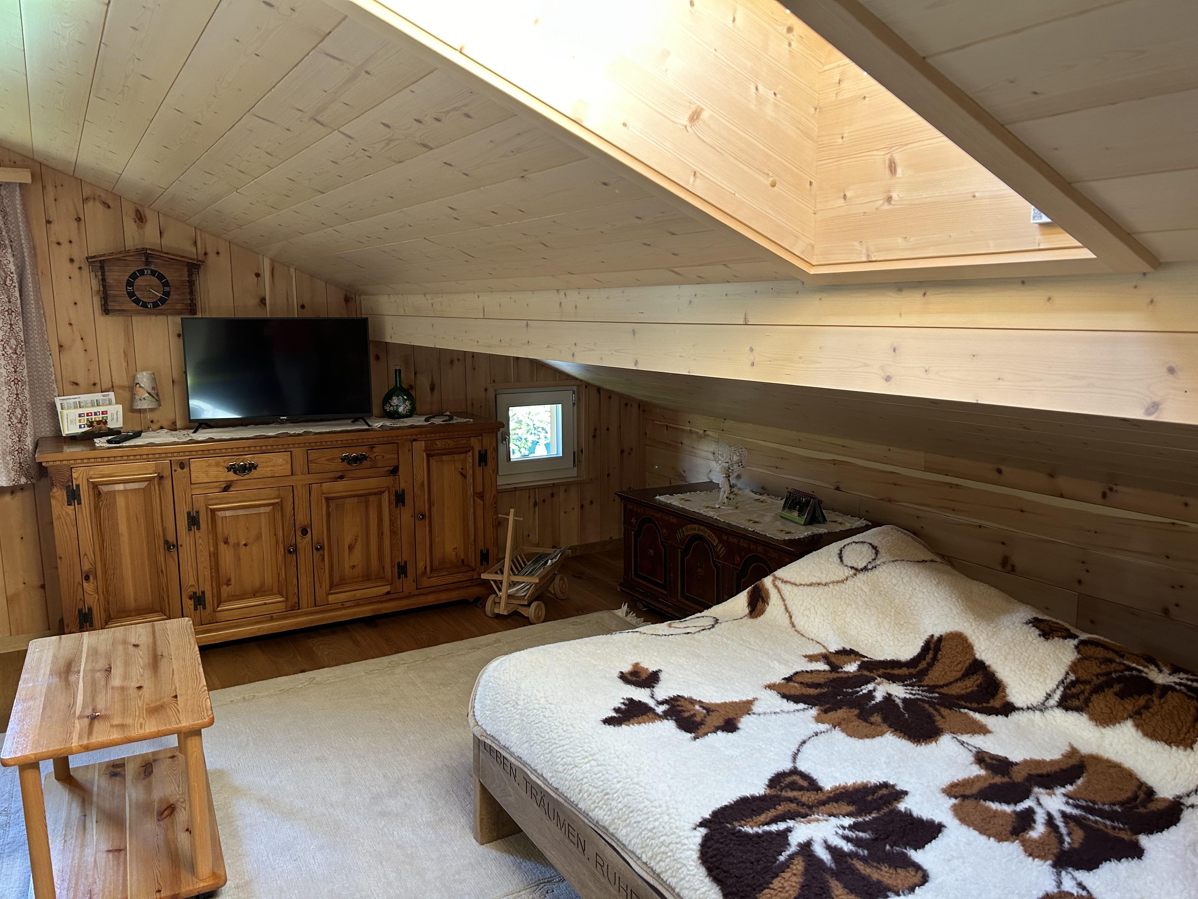 Zusatzbett und Fernseher Zusatzbett und Fernseher