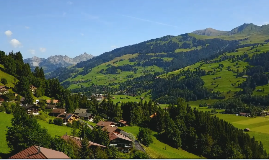 Blick auf Lenk im Sommer Blick auf Lenk im Sommer