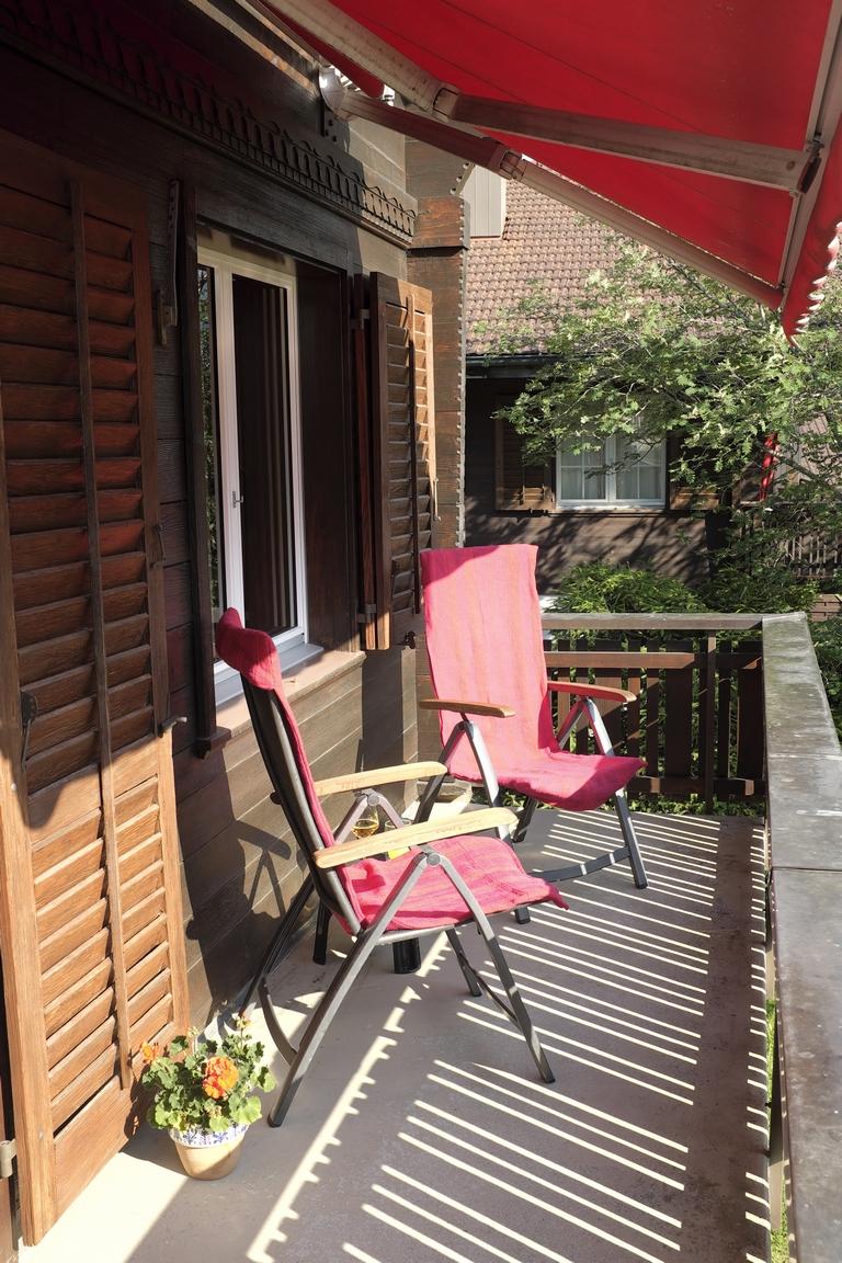 Stühle auf der Terrasse Stühle auf der Terrasse