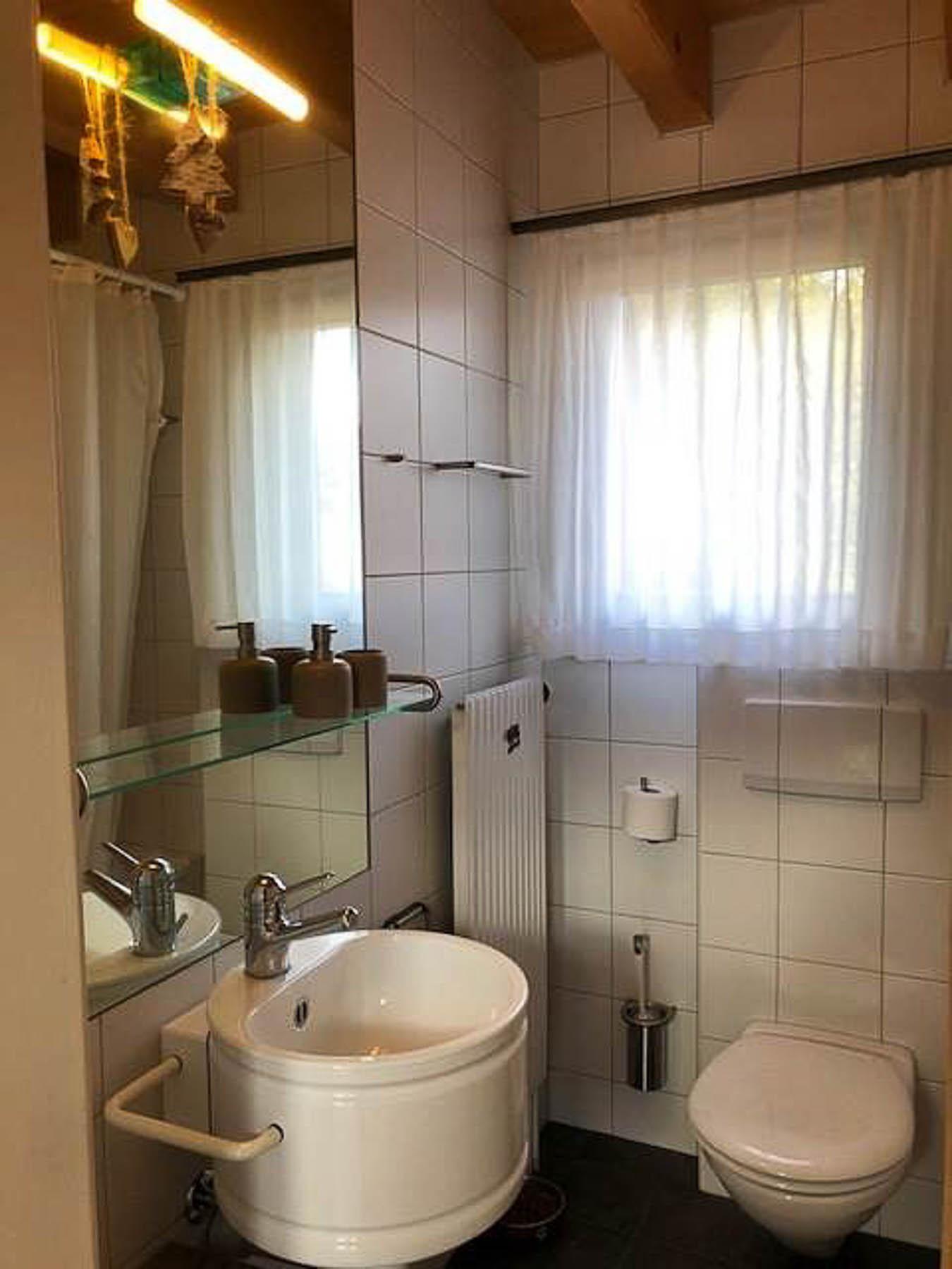Badezimmer mit Badewanne im OG Badezimmer mit Badewanne im OG