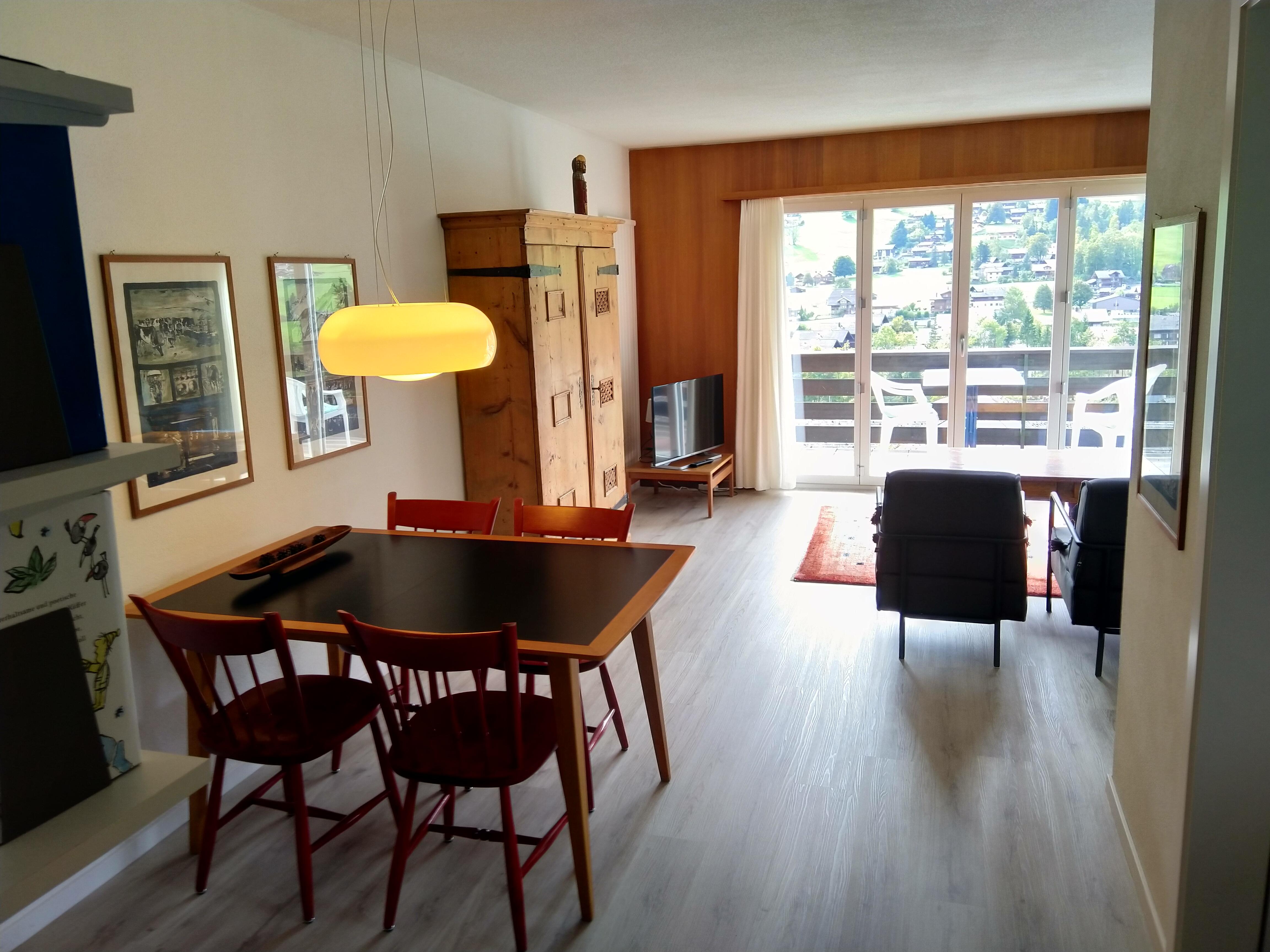 Esstisch mit Blick Richtung Balkon Esstisch mit Blick Richtung Balkon