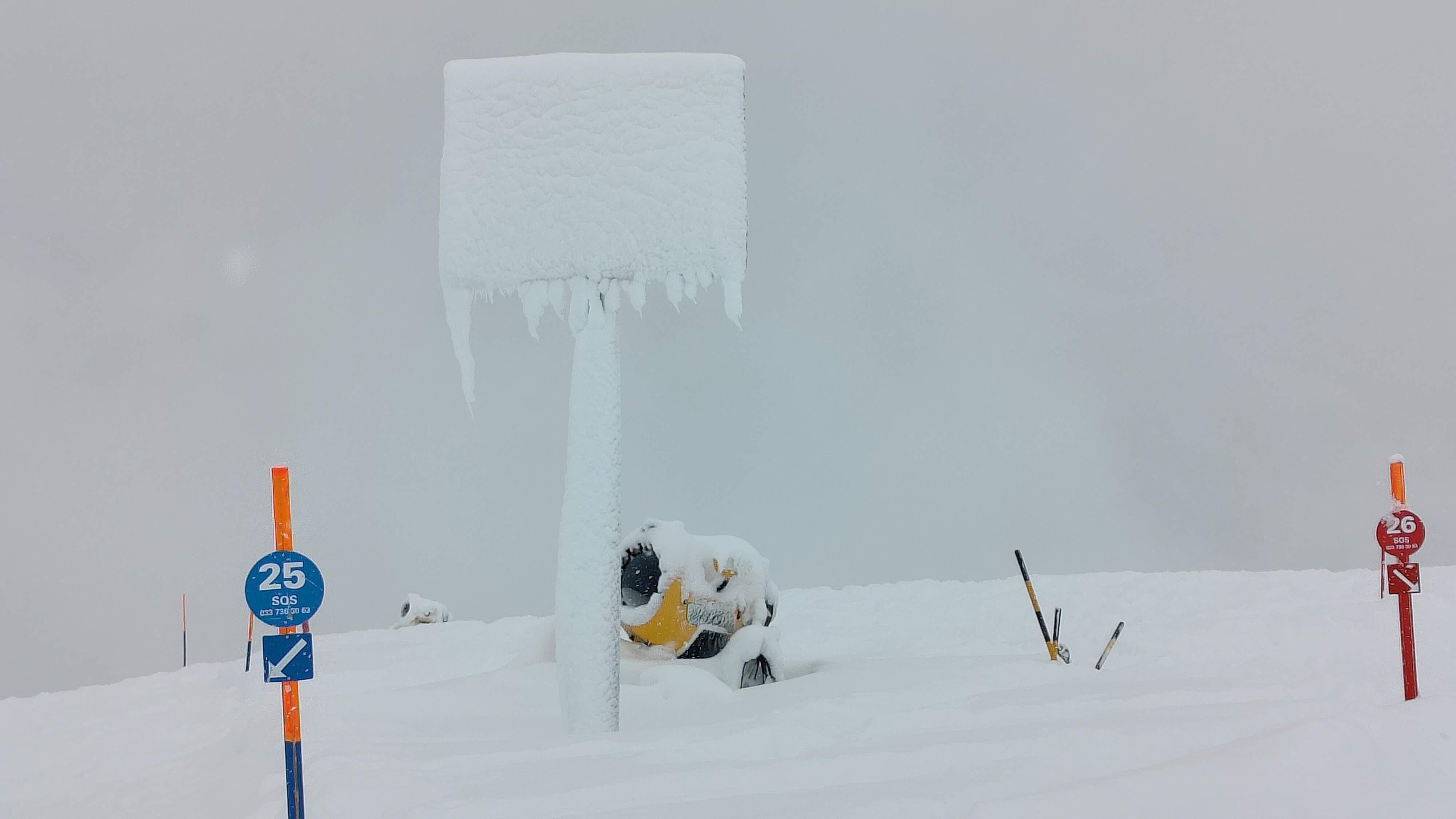 Gefroremes Schild Gefroremes Schild