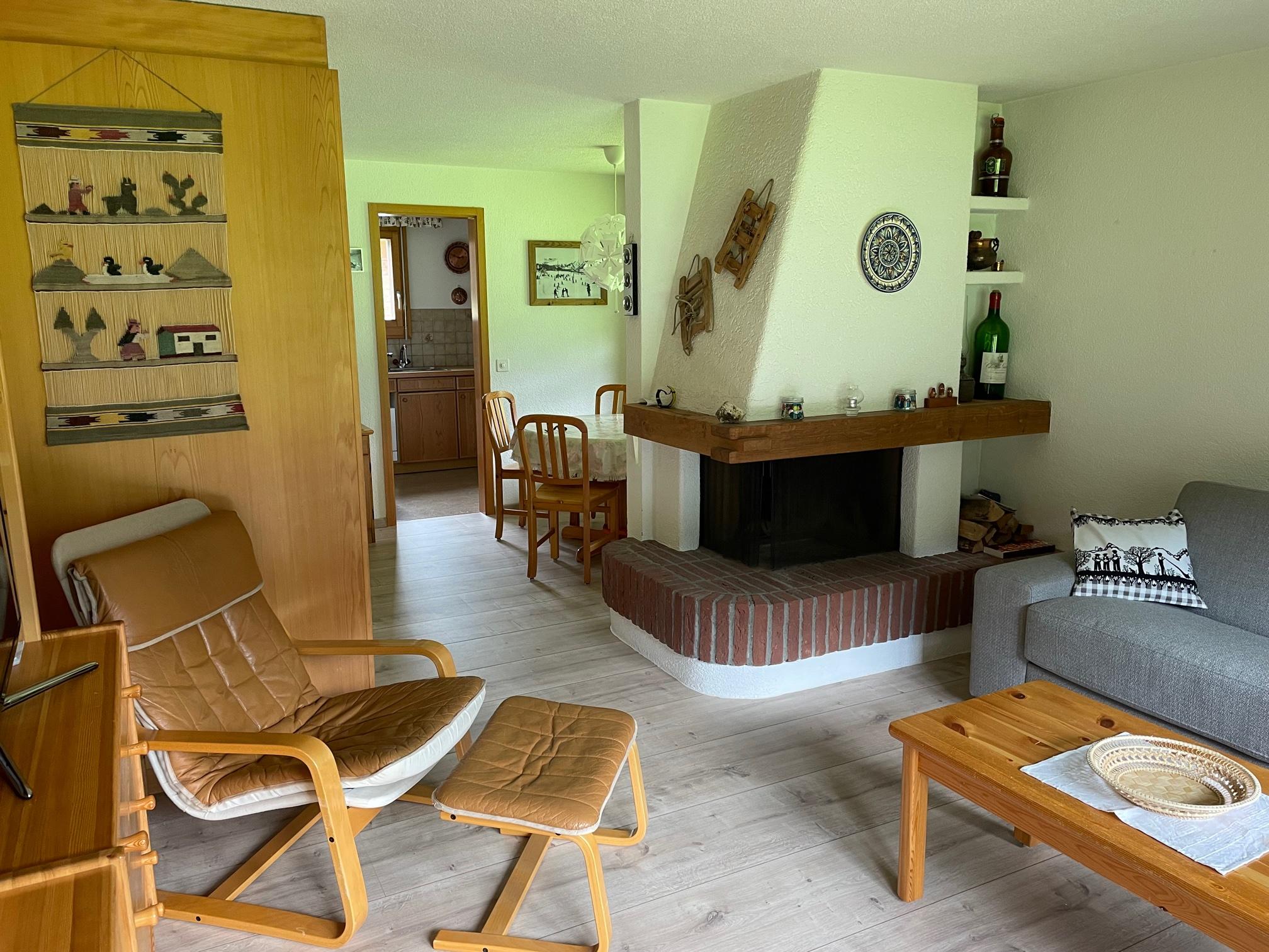 Wohnzimmer mit Sicht zu Essbereich und Küche Wohnzimmer mit Sicht zu Essbereich und Küche