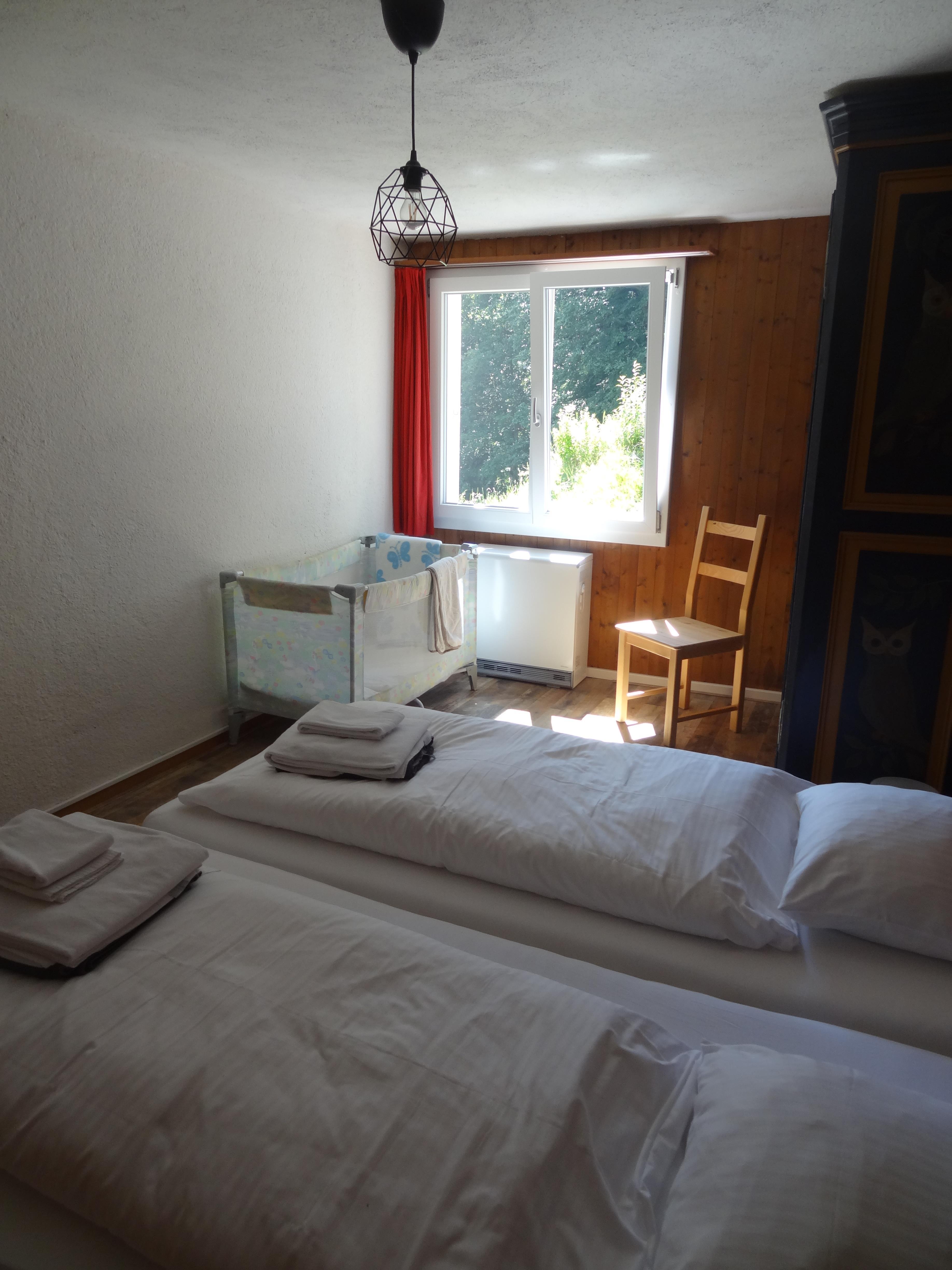 Schlafzimmer mit Babybett Schlafzimmer mit Babybett