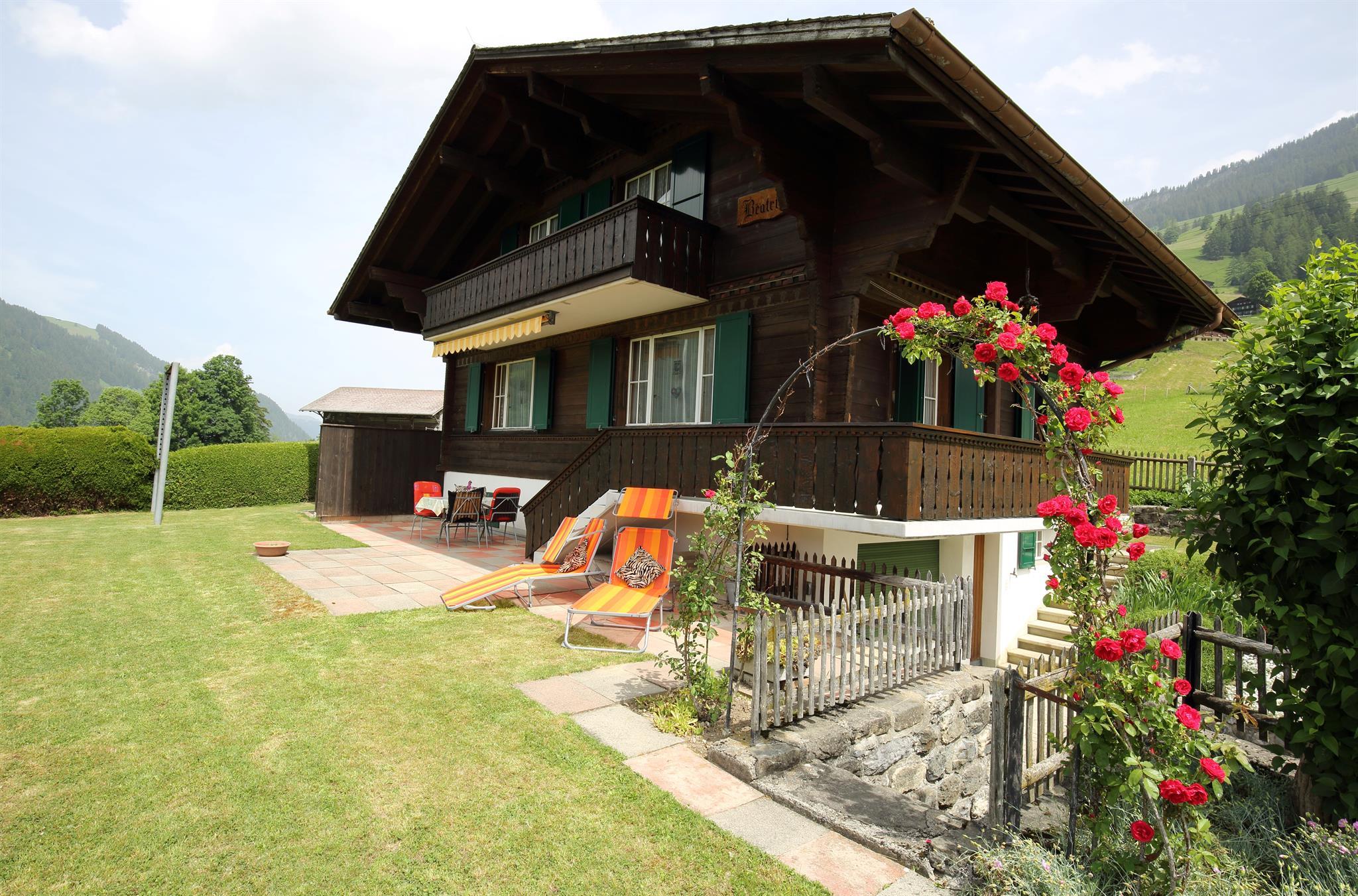 Terrasse mit Spiel- und Liegewiese Terrasse mit Spiel- und Liegewiese