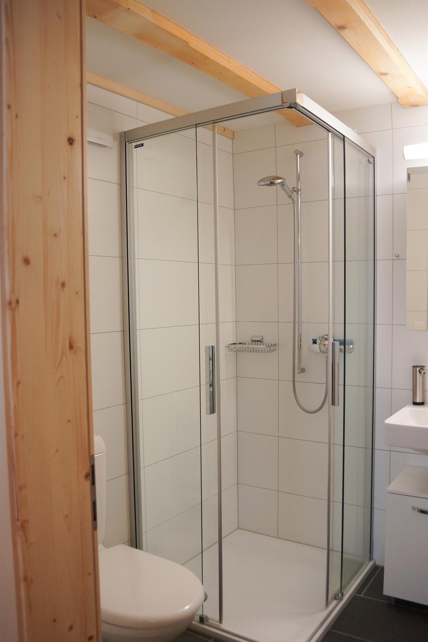 Badezimmer mit Dusche Badezimmer mit Dusche