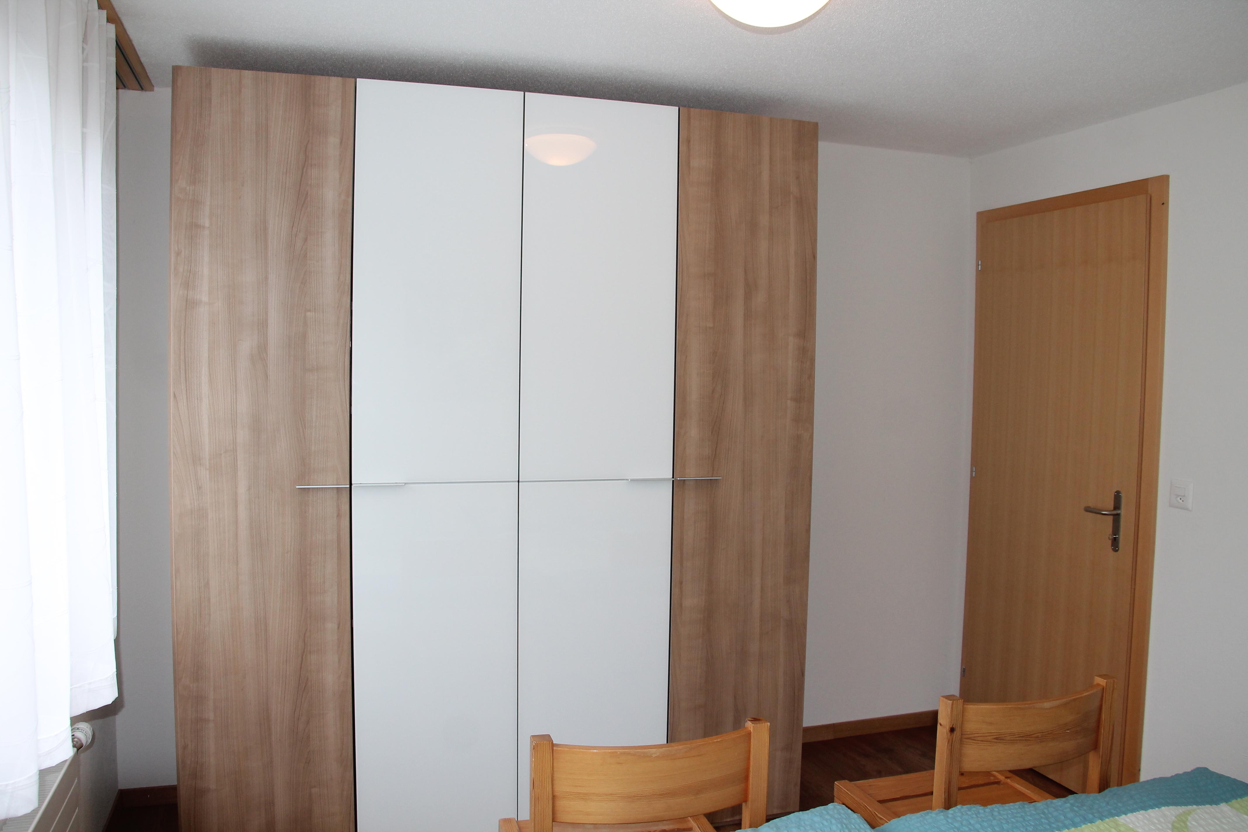 Schrank in Schlafzimmer Schrank in Schlafzimmer