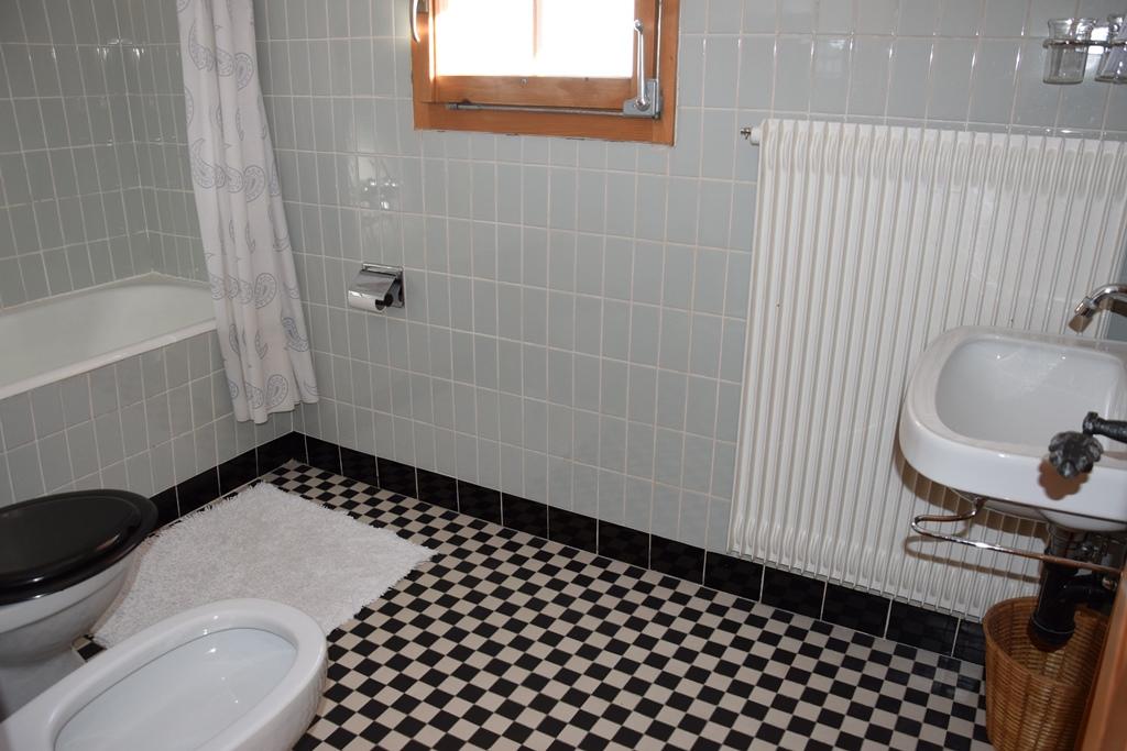 Badezimmer mit Bidet und Badewanne Badezimmer mit Bidet und Badewanne