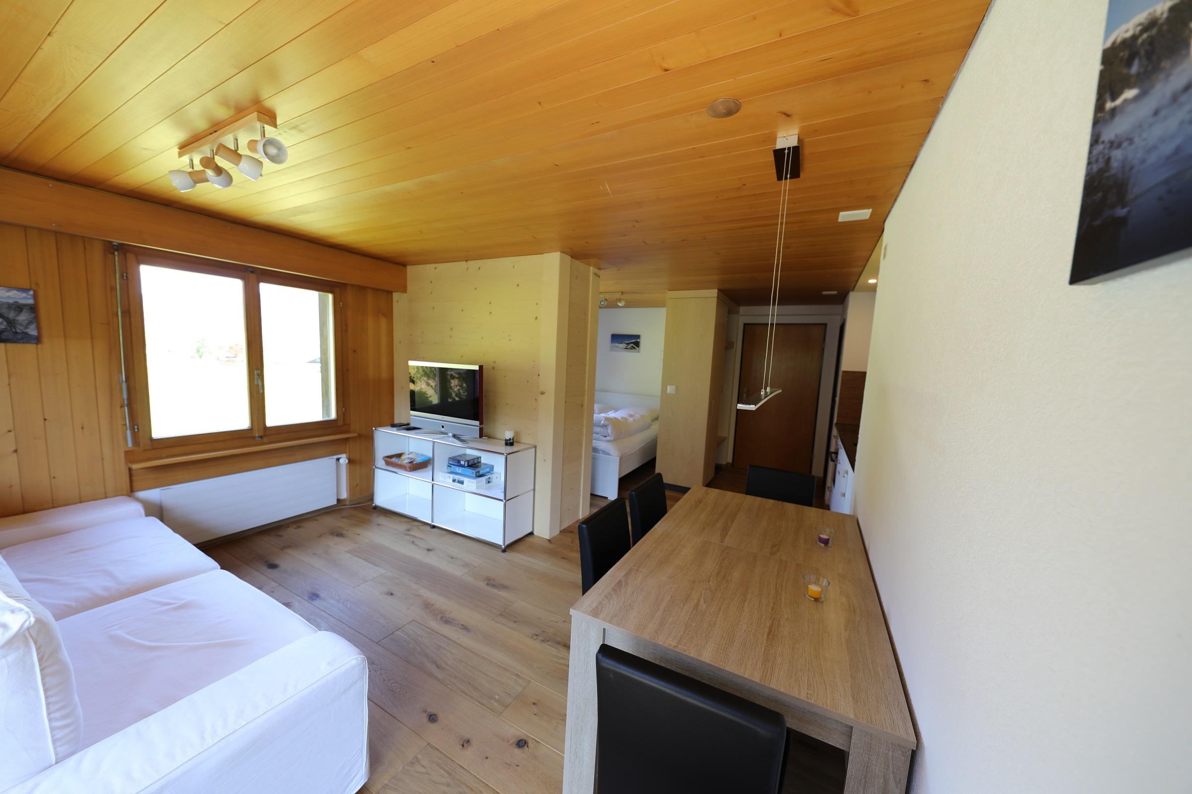 Wohnraum mit Essplatz Wohnraum mit Essplatz