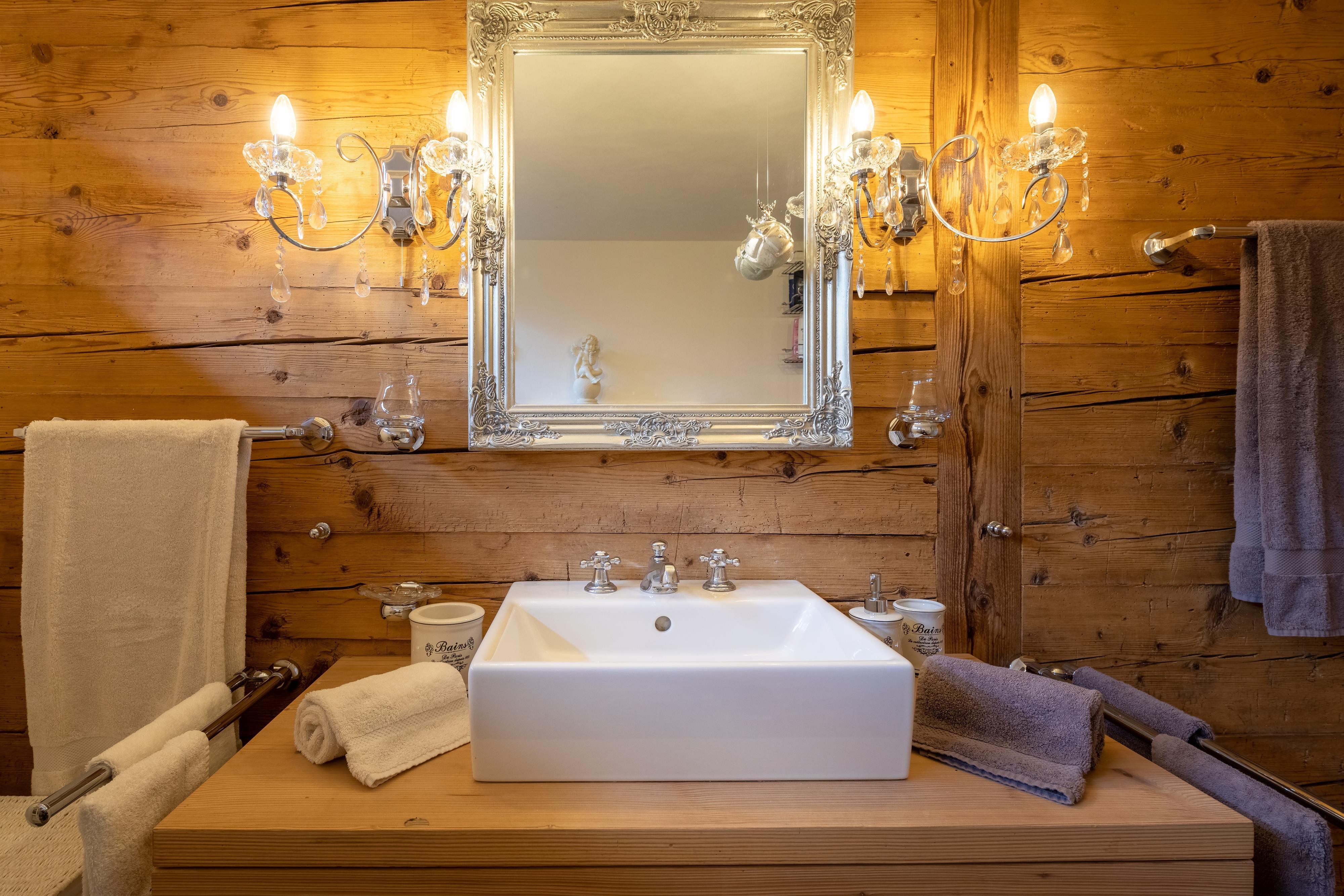 Lavabo mit beleuchtetem Spiegel Lavabo mit beleuchtetem Spiegel