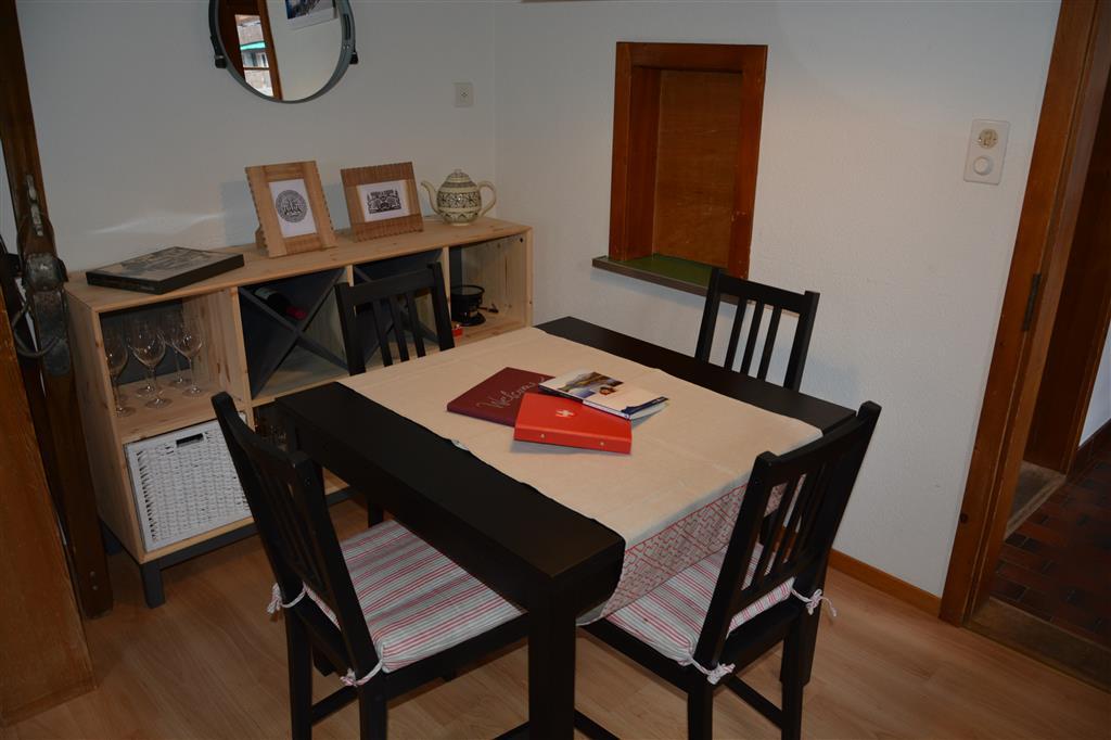 Esstisch (1) Esstisch (1)