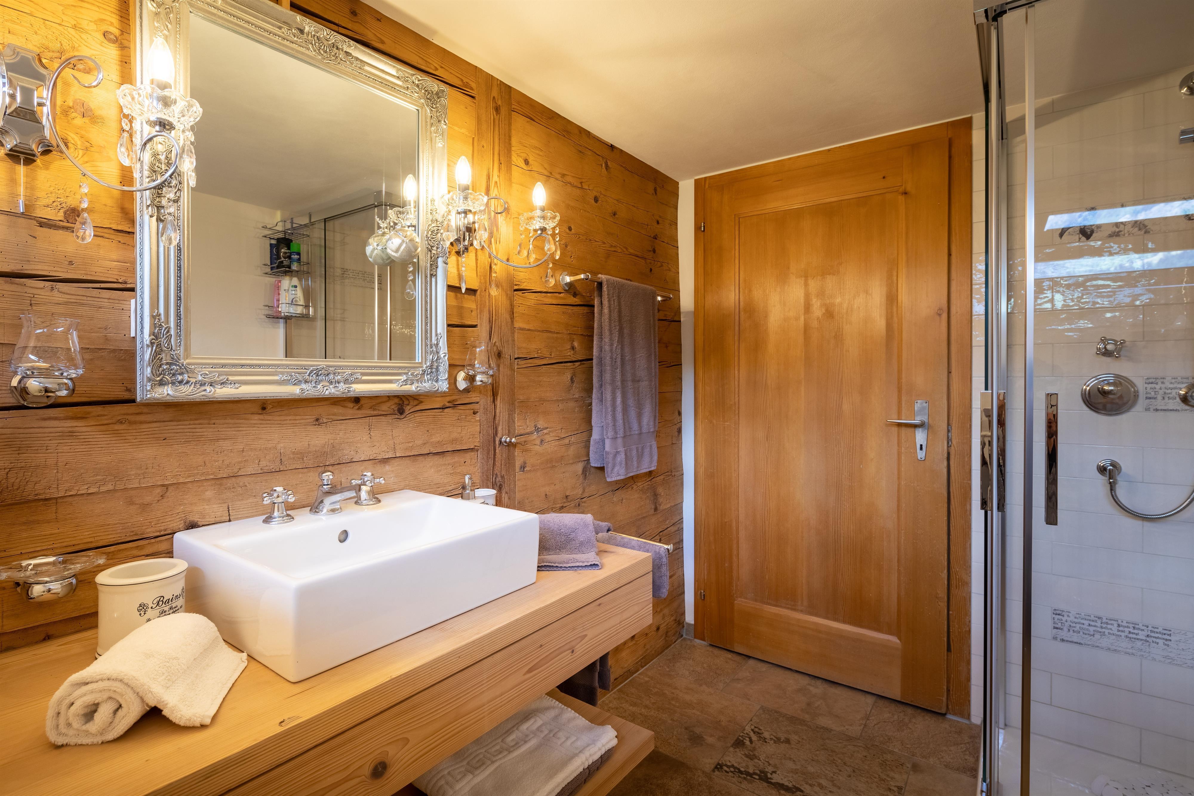 Badezimmer mit Glasdusche Badezimmer mit Glasdusche