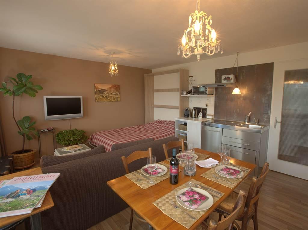 Wohnzimmer mit Schrankbett offen Wohnzimmer mit Schrankbett offen