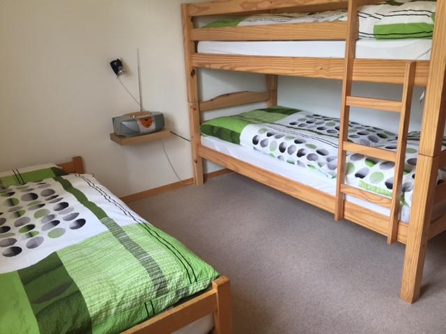 Schlafzimmer mit Etagen- und Einzelbett Schlafzimmer mit Etagen- und Einzelbett