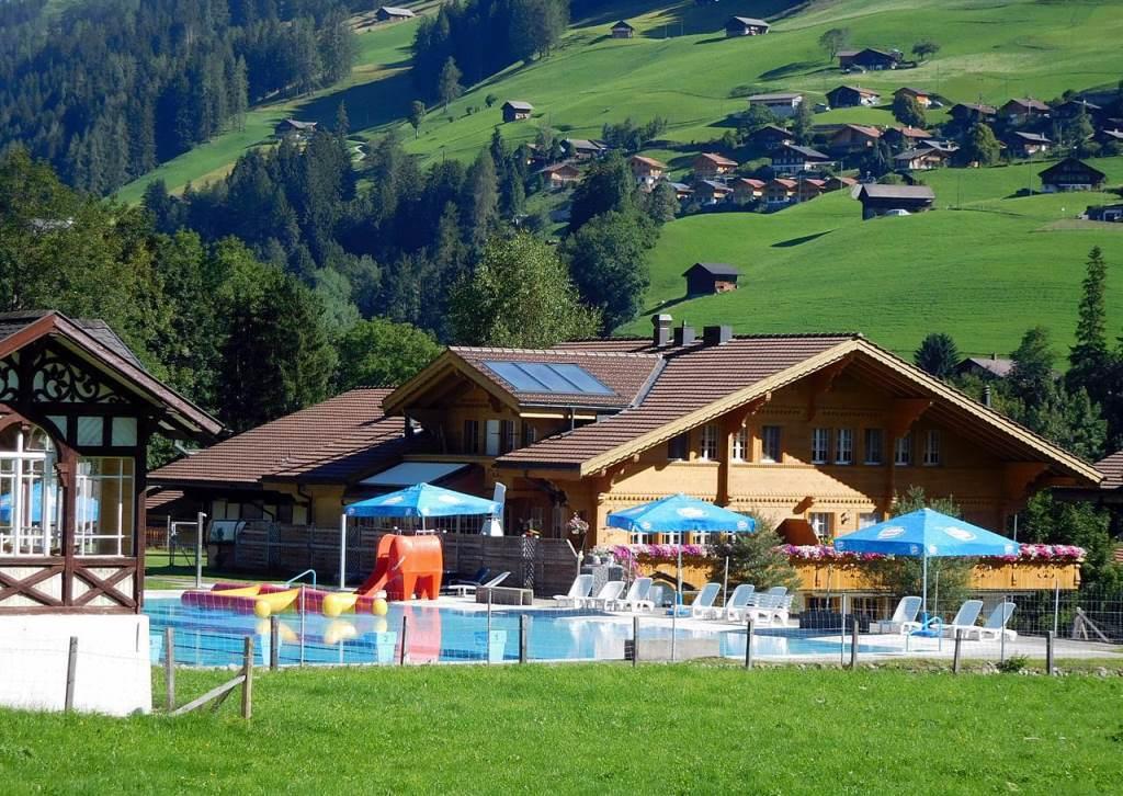 Freibad (vom Balkon aus gesehen) Freibad (vom Balkon aus gesehen)