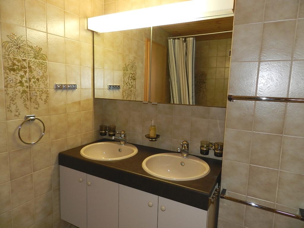 Badezimmer (2) Badezimmer (2)