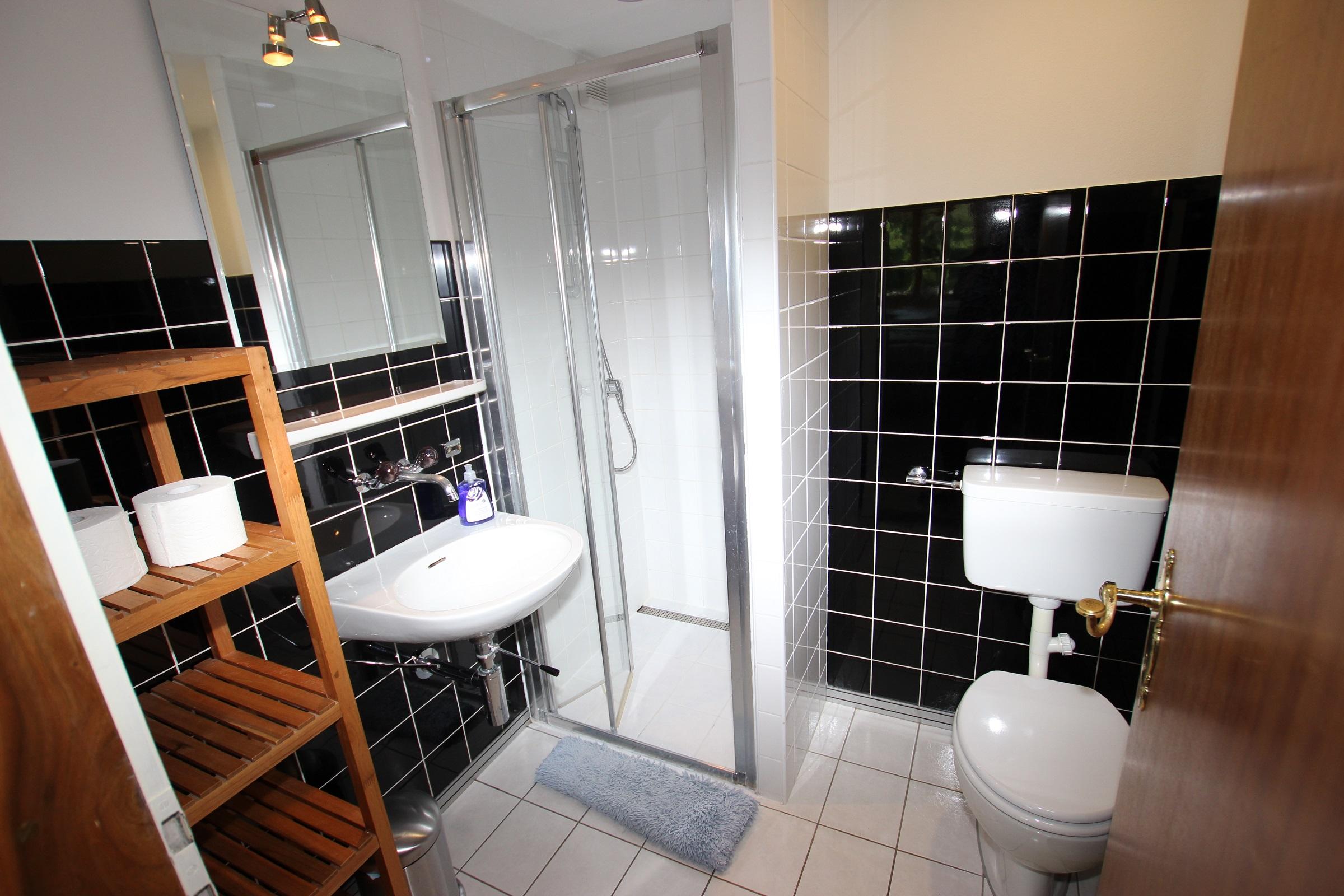 Badezimmer mit Dusche im EG Badezimmer mit Dusche im EG