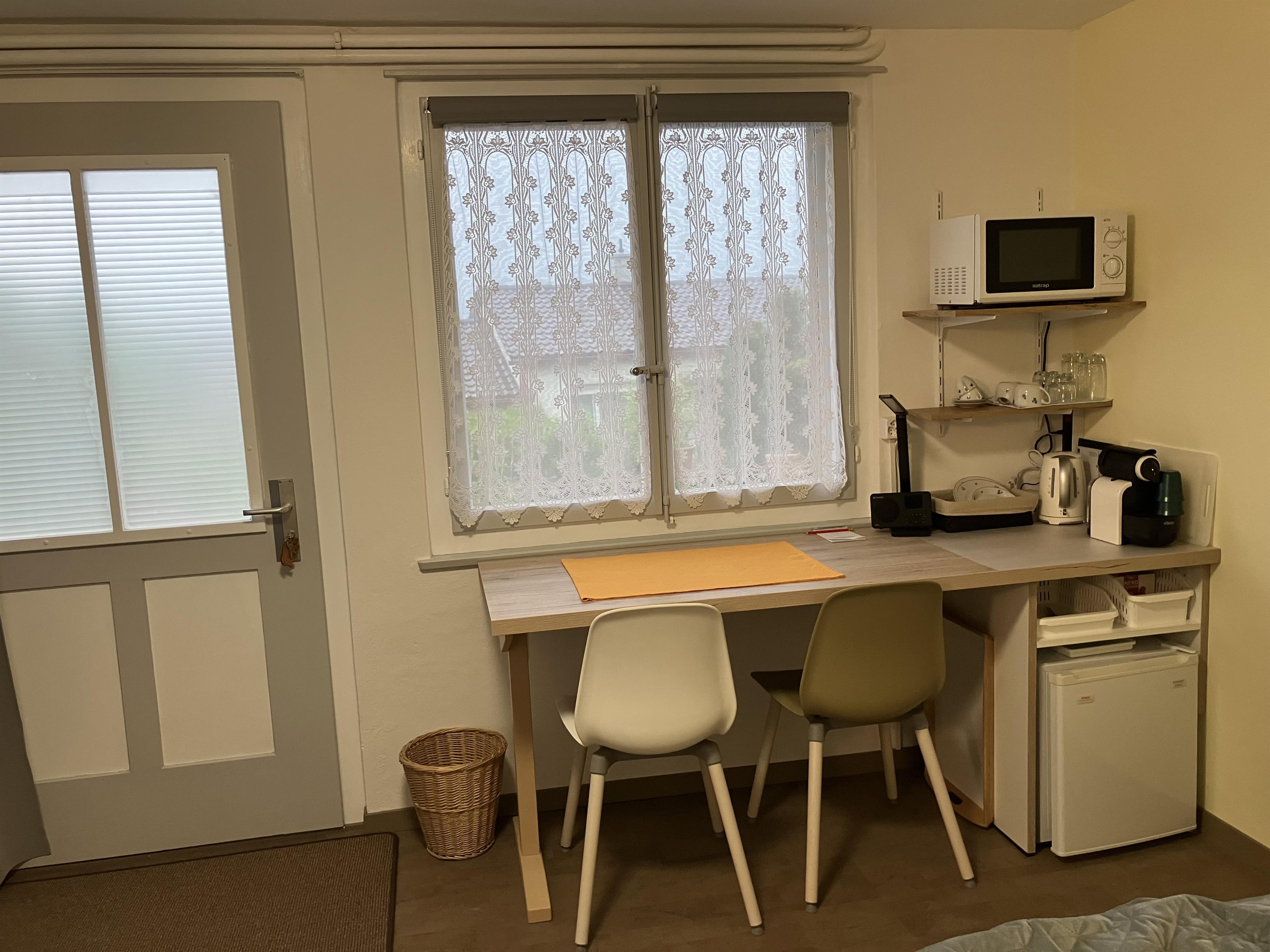 Tisch_Kühlschrank_Kaffemaschine_Microwelle Tisch_Kühlschrank_Kaffemaschine_Microwelle