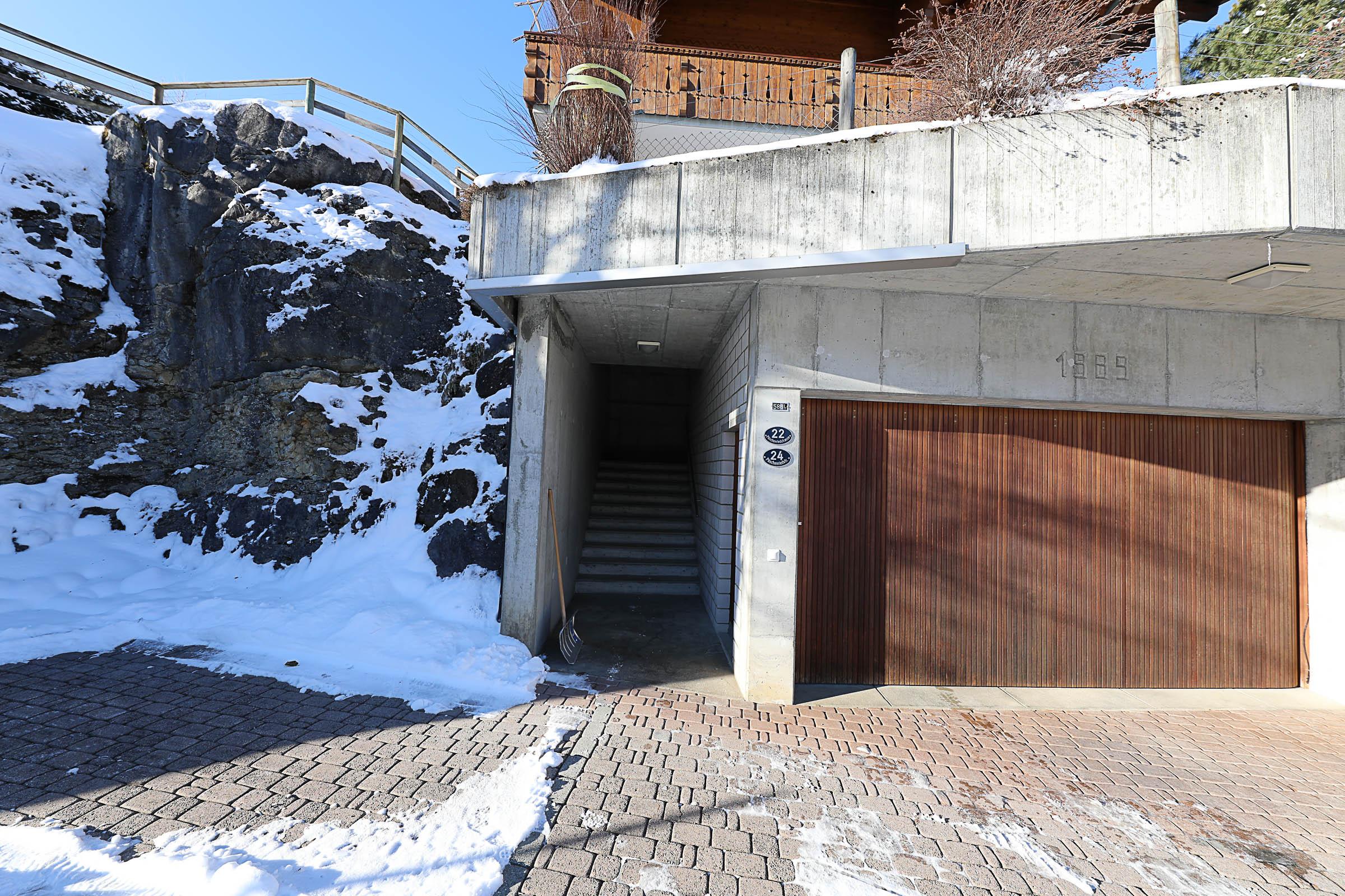 Der Aussenparkplatz und die Treppe zum Chalet Der Aussenparkplatz und die Treppe zum Chalet