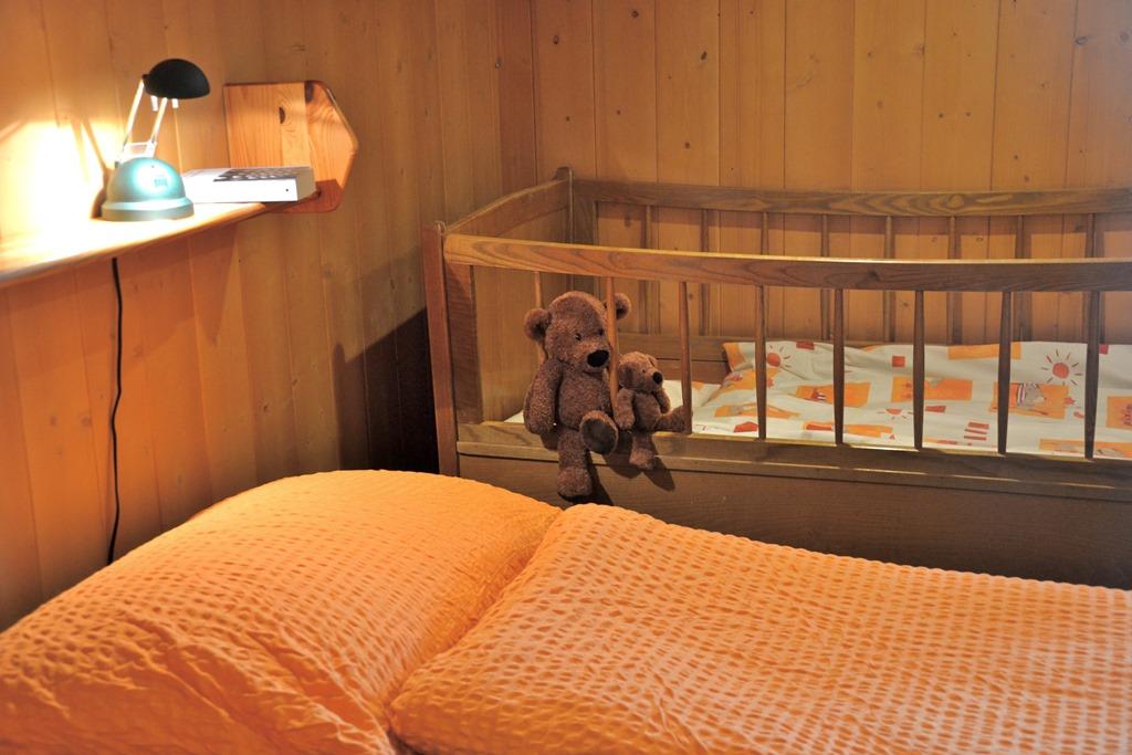 Schlafzimmer mit Kinderbett Schlafzimmer mit Kinderbett