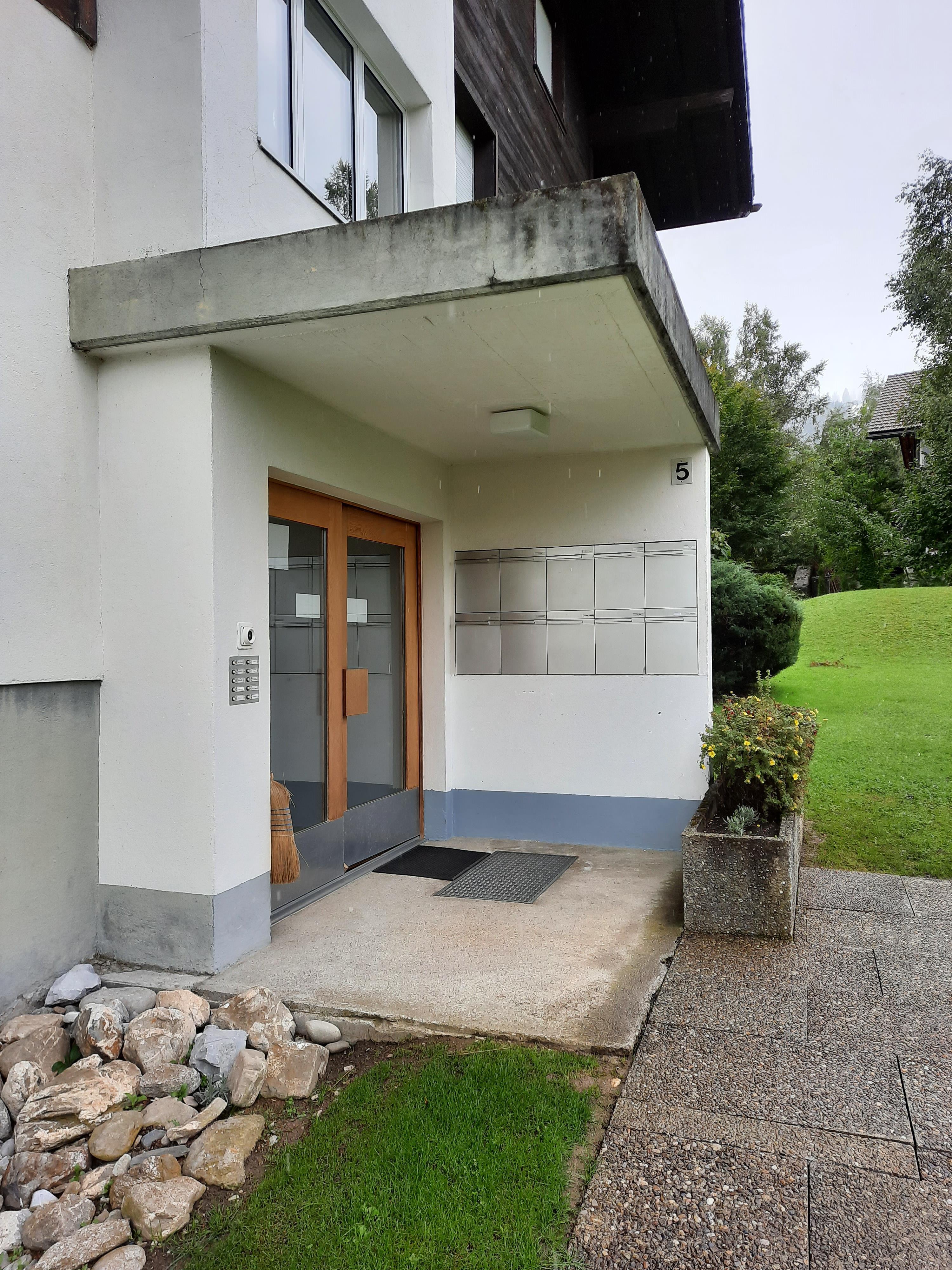 1 Hauseingang und Briefkästen 1 Hauseingang und Briefkästen