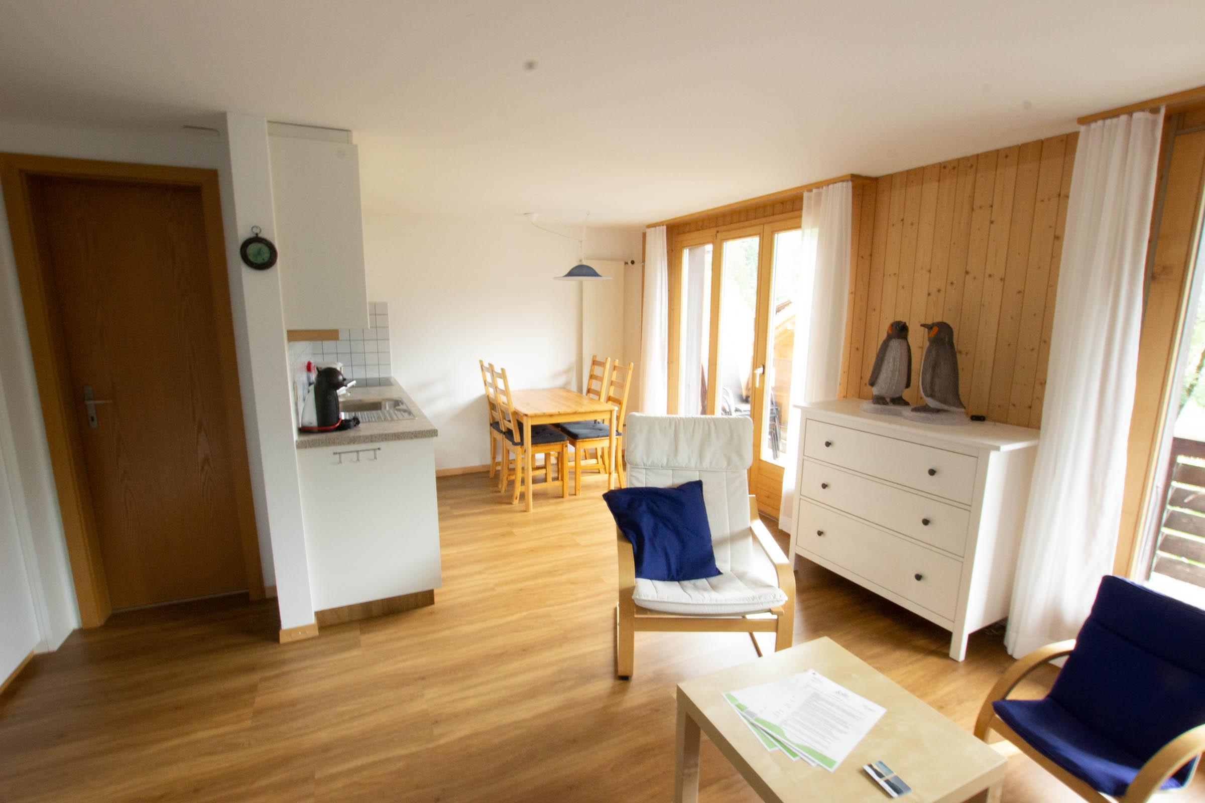 Blick vom Wohnzimmer zur Küche Blick vom Wohnzimmer zur Küche